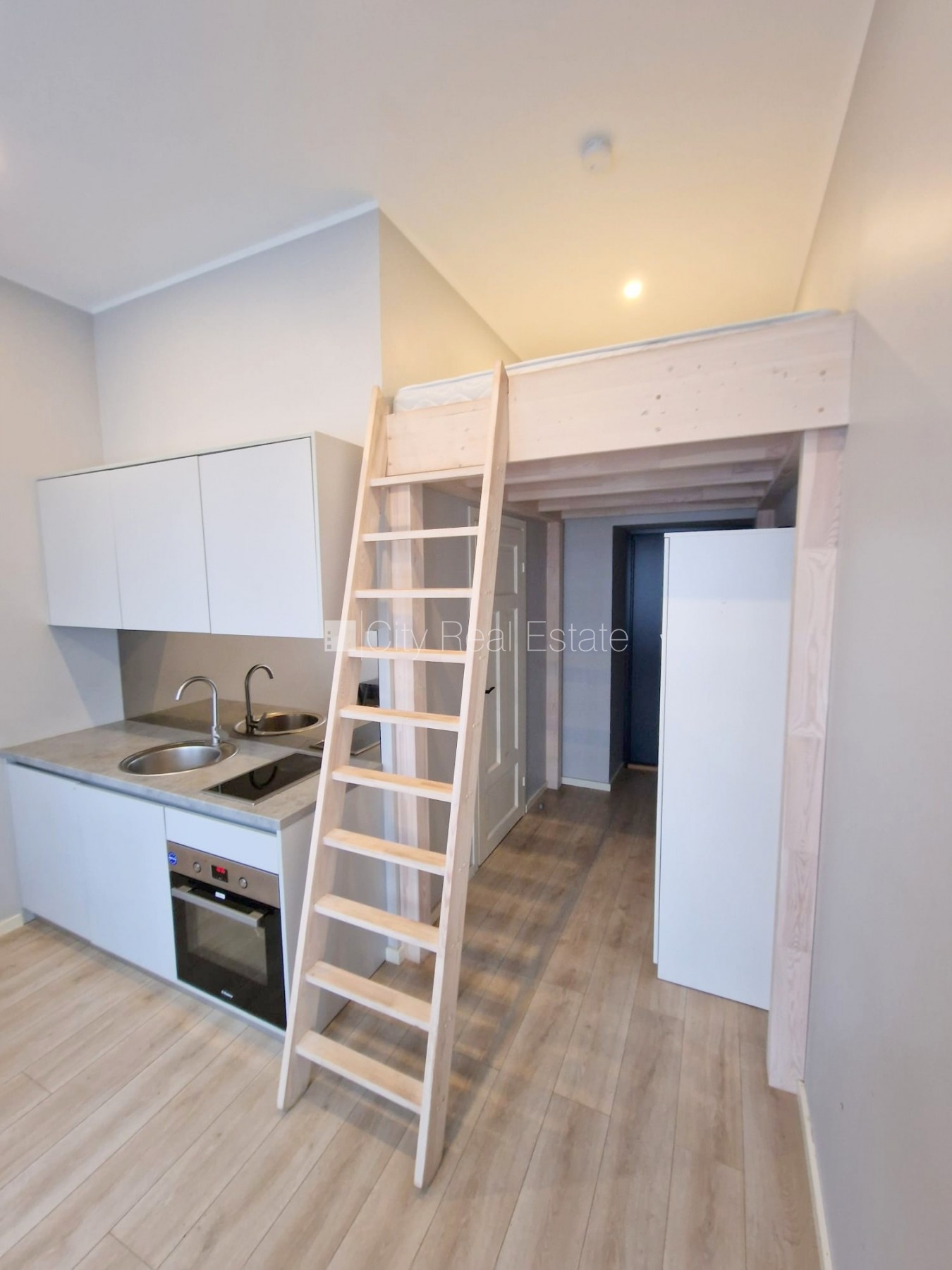 Объявление. Фасадный дом, реновированный дом, вход с улицы, лестничная клетка после капитального ремонта, окна Цена: 330 EUR/мес. Foto #3