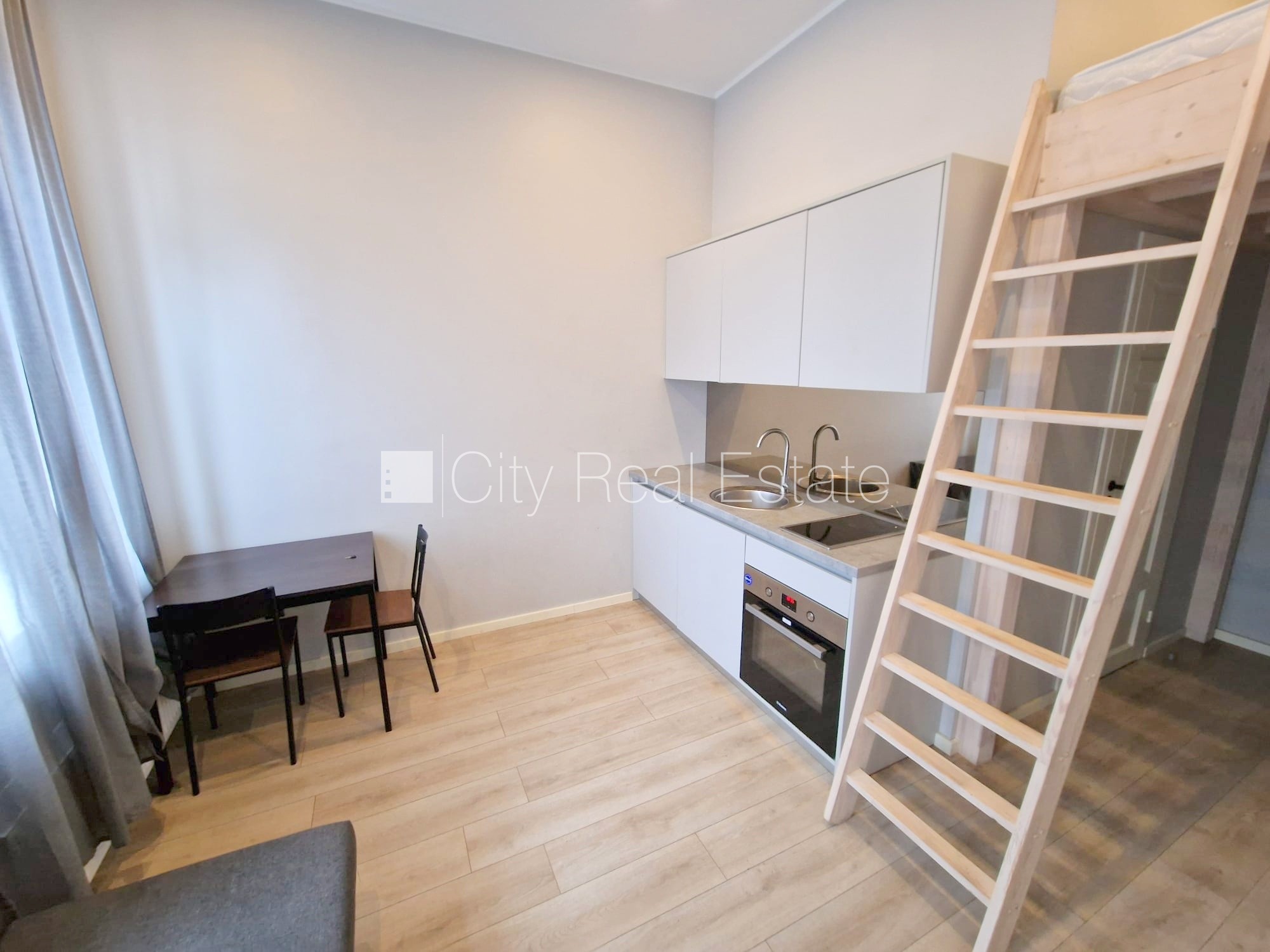 Объявление. Фасадный дом, реновированный дом, вход с улицы, лестничная клетка после капитального ремонта, окна Цена: 330 EUR/мес. Foto #1