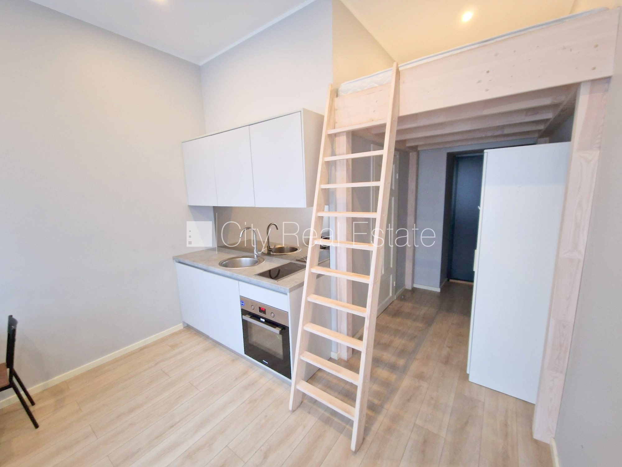 Объявление. Фасадный дом, реновированный дом, вход с улицы, лестничная клетка после капитального ремонта, окна Цена: 330 EUR/мес. Foto #2