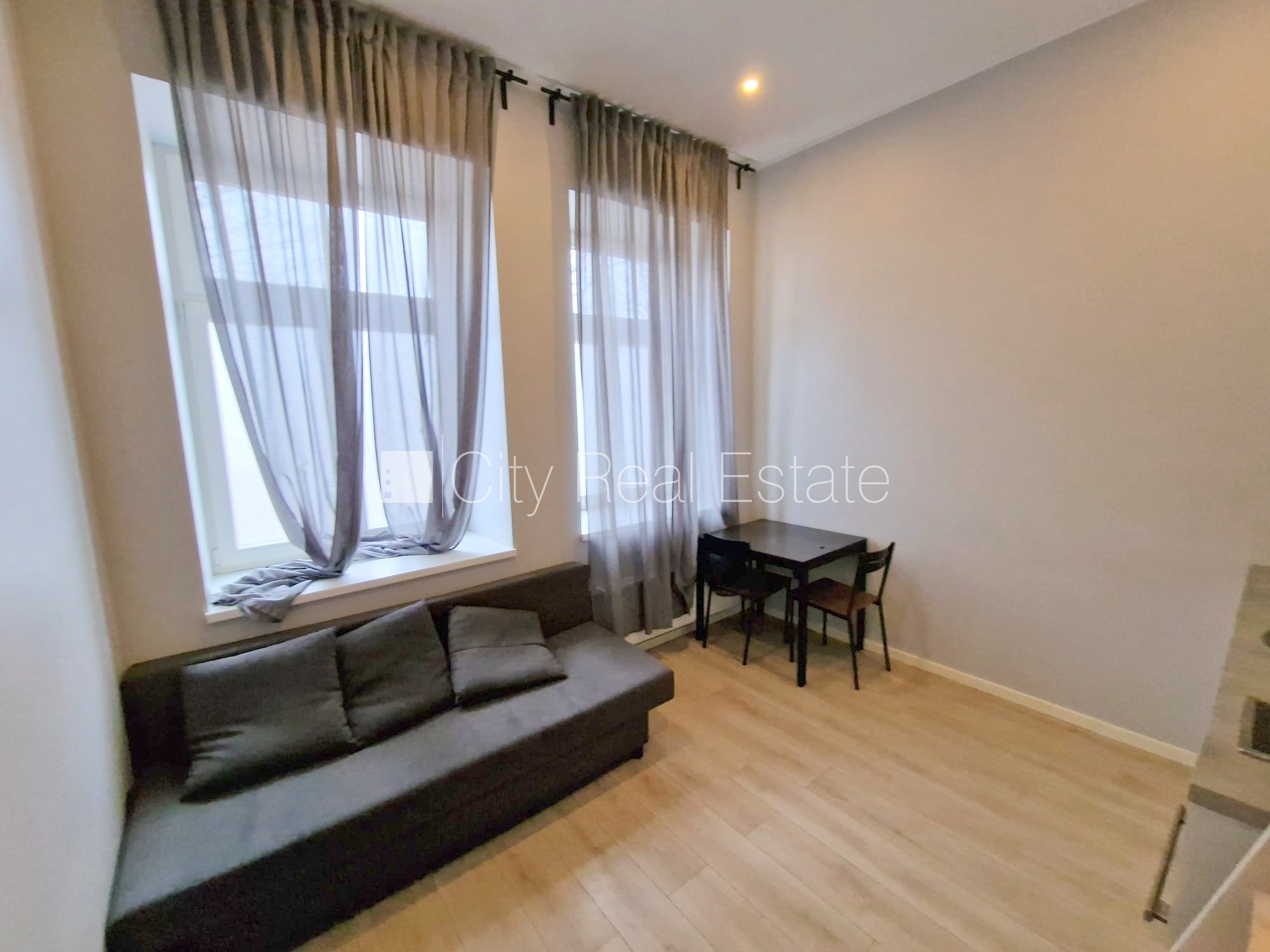 Объявление. Фасадный дом, реновированный дом, вход с улицы, лестничная клетка после капитального ремонта, окна Цена: 330 EUR/мес. Foto #5