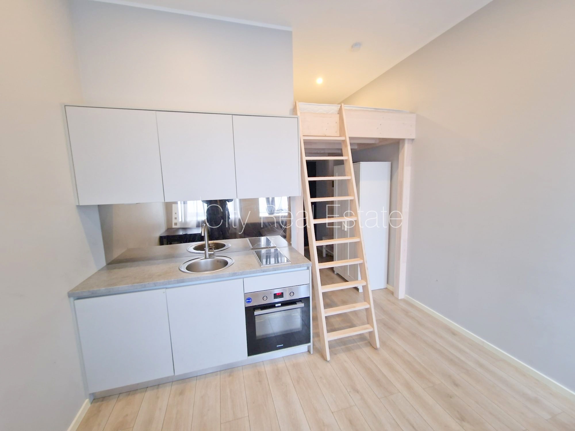 Объявление. Фасадный дом, реновированный дом, вход с улицы, лестничная клетка после капитального ремонта, окна Цена: 330 EUR/мес. Foto #4