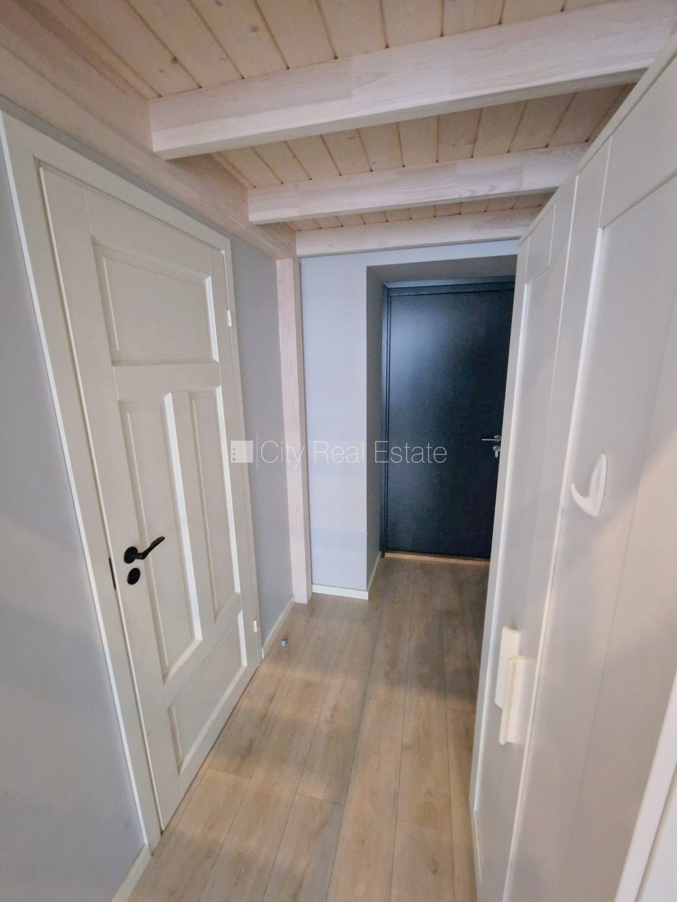 Объявление. Фасадный дом, реновированный дом, вход с улицы, лестничная клетка после капитального ремонта, окна Цена: 330 EUR/мес. Foto #11