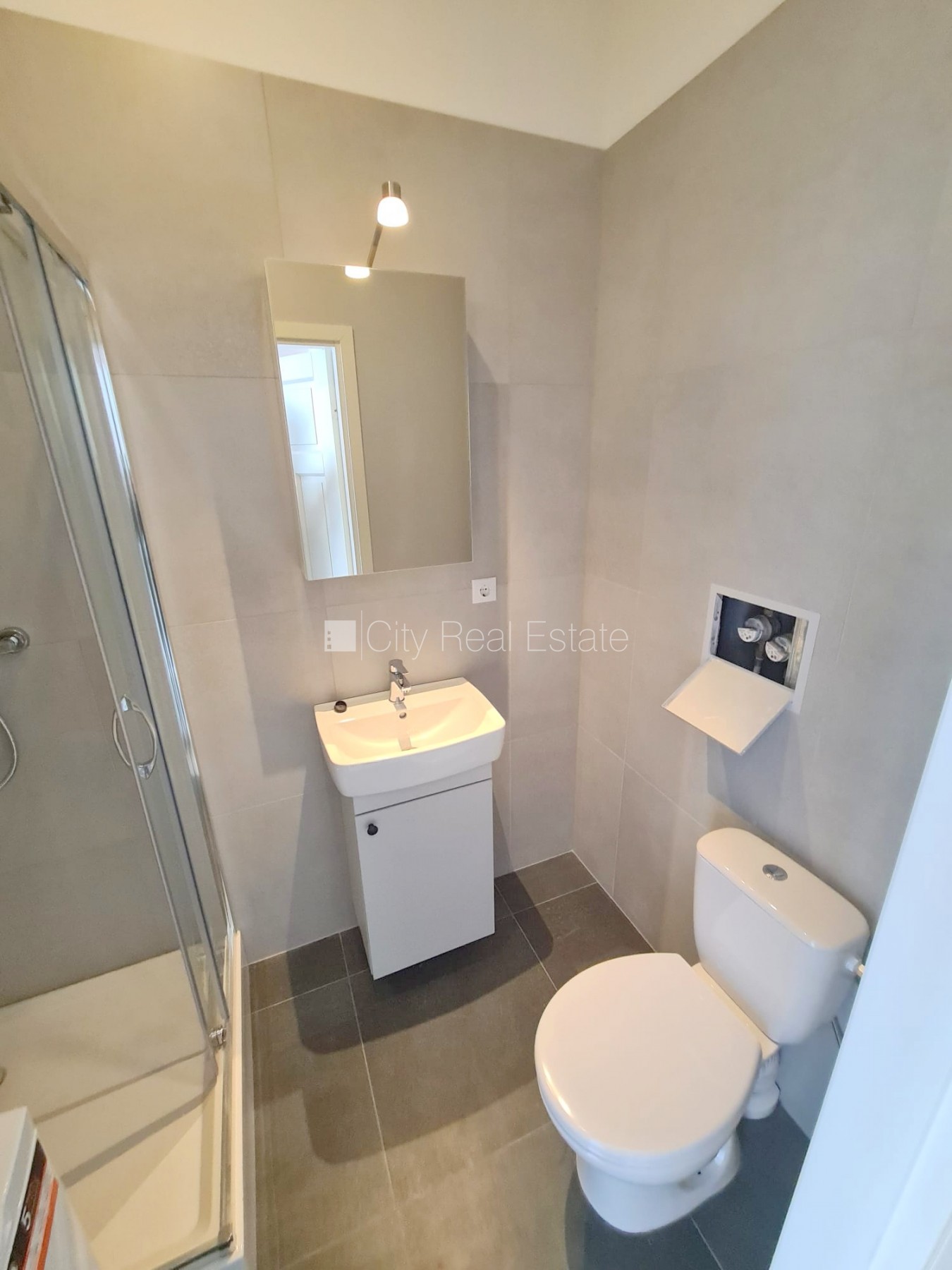 Объявление. Фасадный дом, реновированный дом, вход с улицы, лестничная клетка после капитального ремонта, окна Цена: 330 EUR/мес. Foto #8