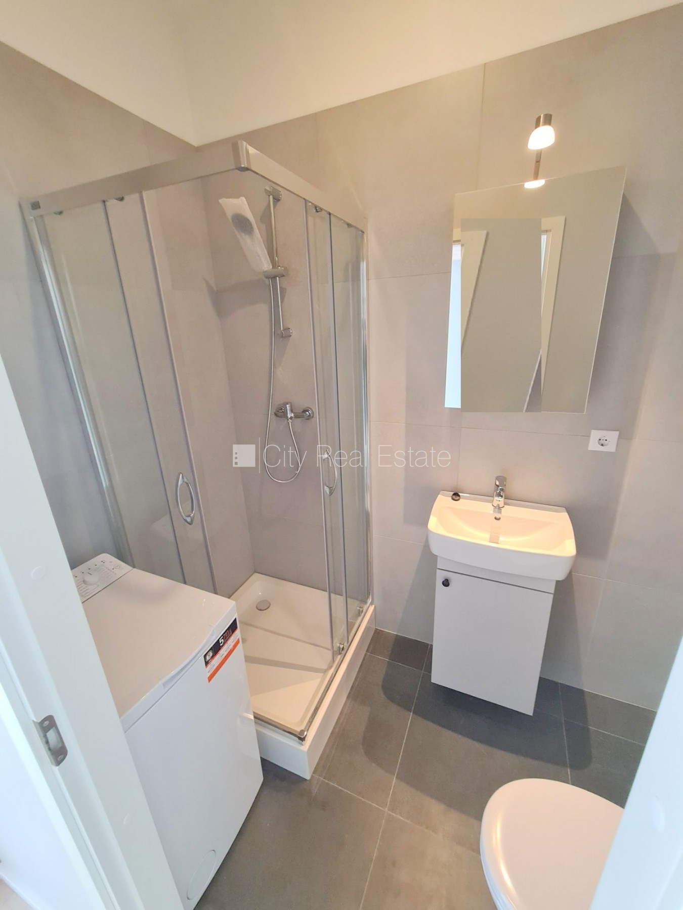 Объявление. Фасадный дом, реновированный дом, вход с улицы, лестничная клетка после капитального ремонта, окна Цена: 330 EUR/мес. Foto #9