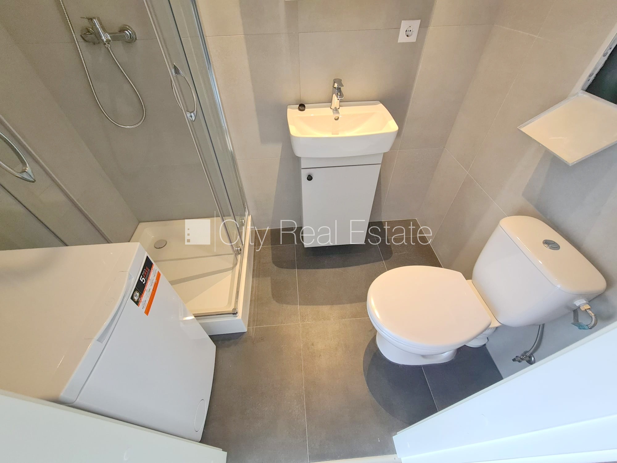 Объявление. Фасадный дом, реновированный дом, вход с улицы, лестничная клетка после капитального ремонта, окна Цена: 330 EUR/мес. Foto #10