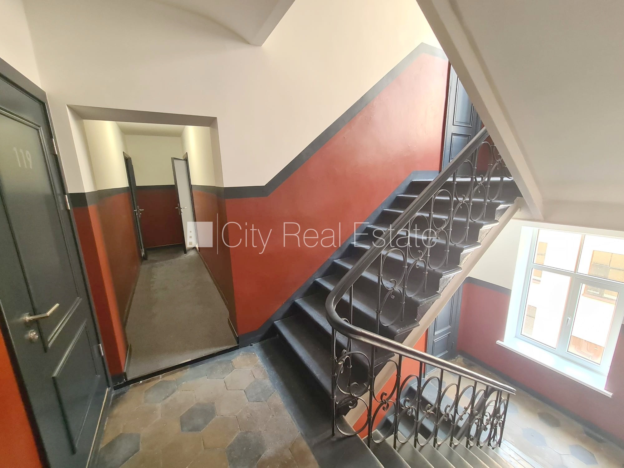 Объявление. Фасадный дом, реновированный дом, вход с улицы, лестничная клетка после капитального ремонта, окна Цена: 330 EUR/мес. Foto #13