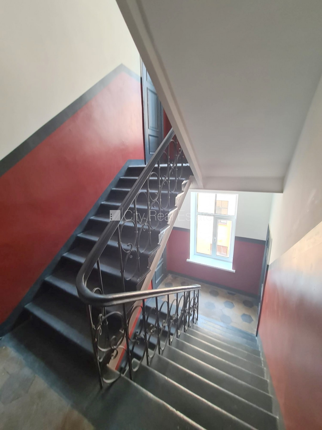 Sludinājumi. Pagalma ēka, fasādes māja, ieeja no ielas, kāpņu telpa pēc kapitālā remonta, logi vērsti uz ielas Cena: 320 EUR/mēn Foto #13