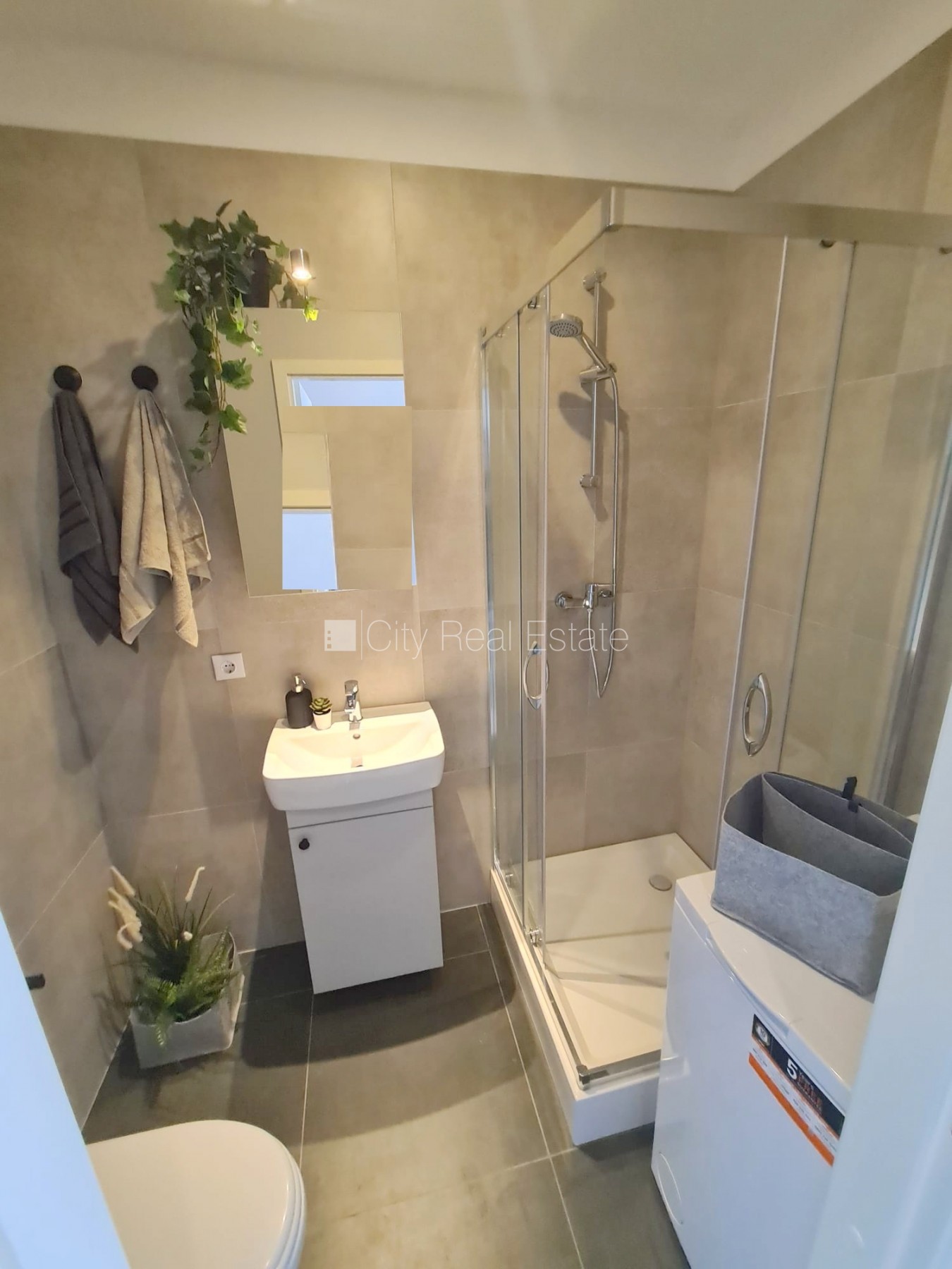 Sludinājumi. Pagalma ēka, fasādes māja, ieeja no ielas, kāpņu telpa pēc kapitālā remonta, logi vērsti uz ielas Cena: 320 EUR/mēn Foto #9