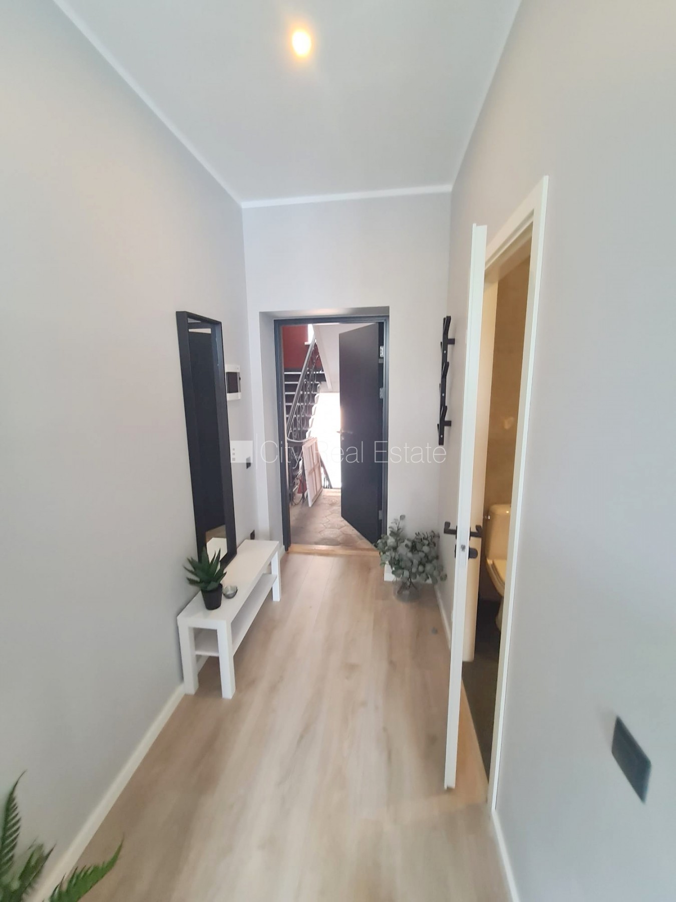 Sludinājumi. Pagalma ēka, fasādes māja, ieeja no ielas, kāpņu telpa pēc kapitālā remonta, logi vērsti uz ielas Cena: 320 EUR/mēn Foto #10