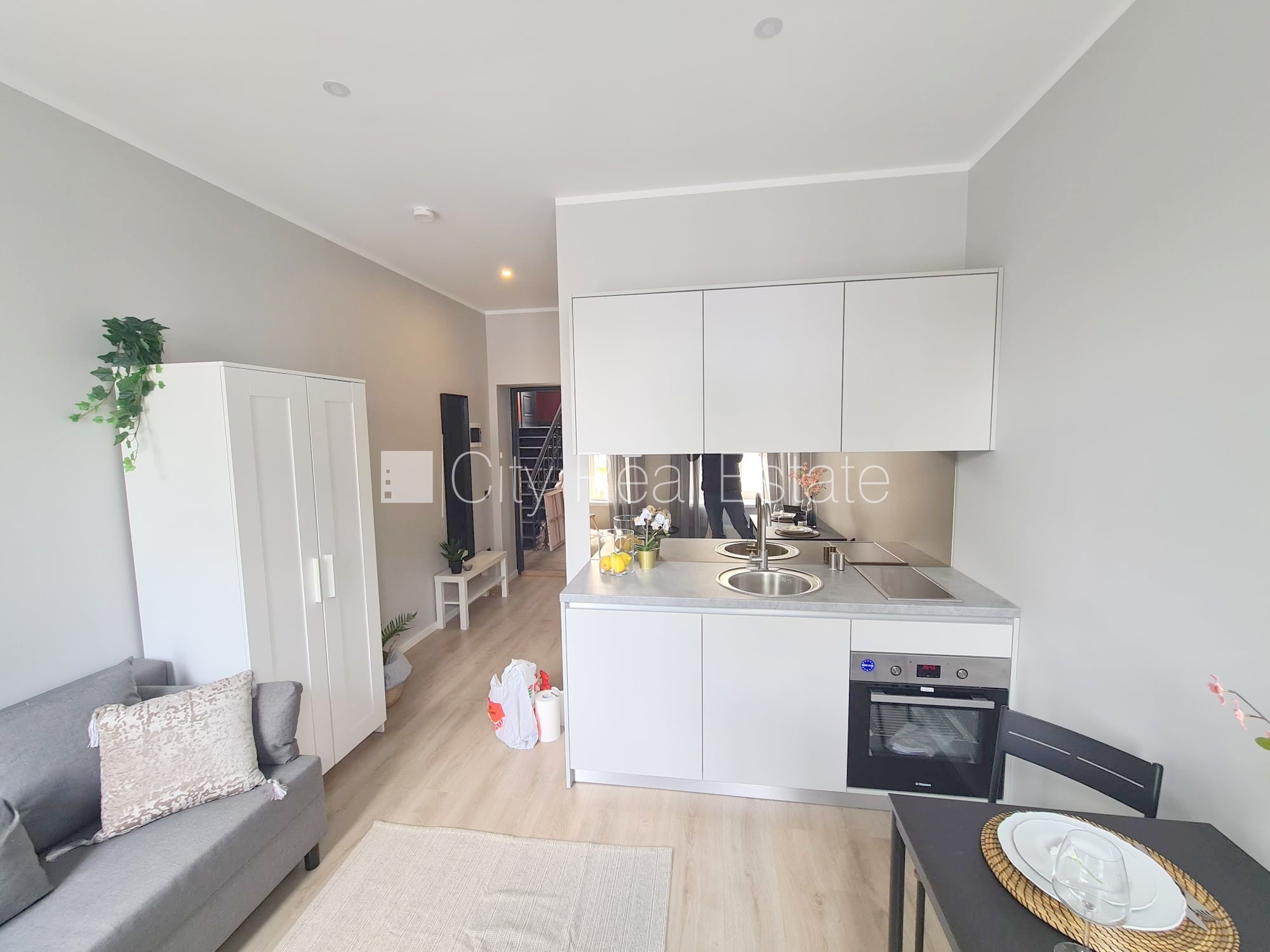 Sludinājumi. Pagalma ēka, fasādes māja, ieeja no ielas, kāpņu telpa pēc kapitālā remonta, logi vērsti uz ielas Cena: 320 EUR/mēn Foto #5