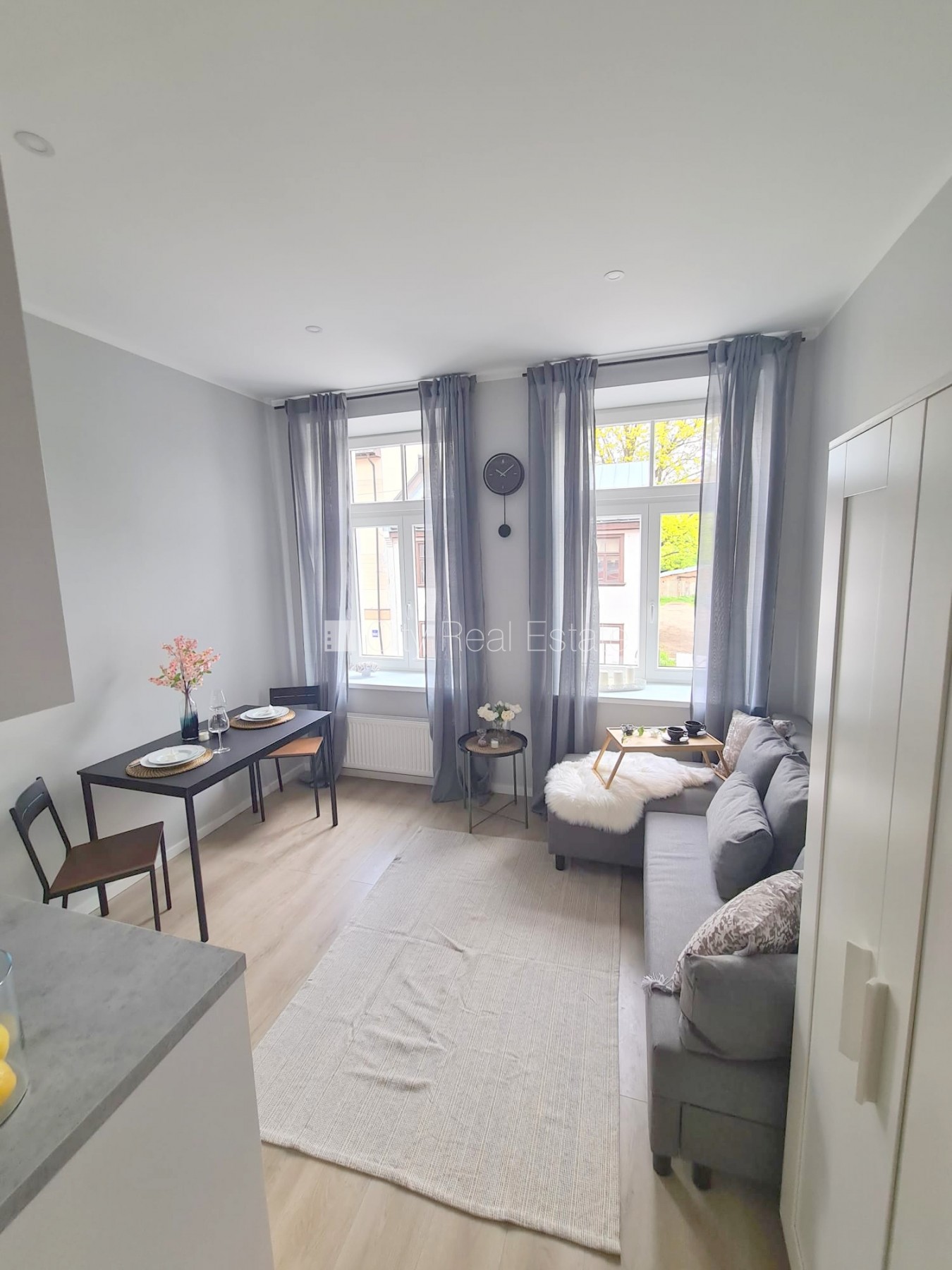 Sludinājumi. Pagalma ēka, fasādes māja, ieeja no ielas, kāpņu telpa pēc kapitālā remonta, logi vērsti uz ielas Cena: 320 EUR/mēn Foto #4