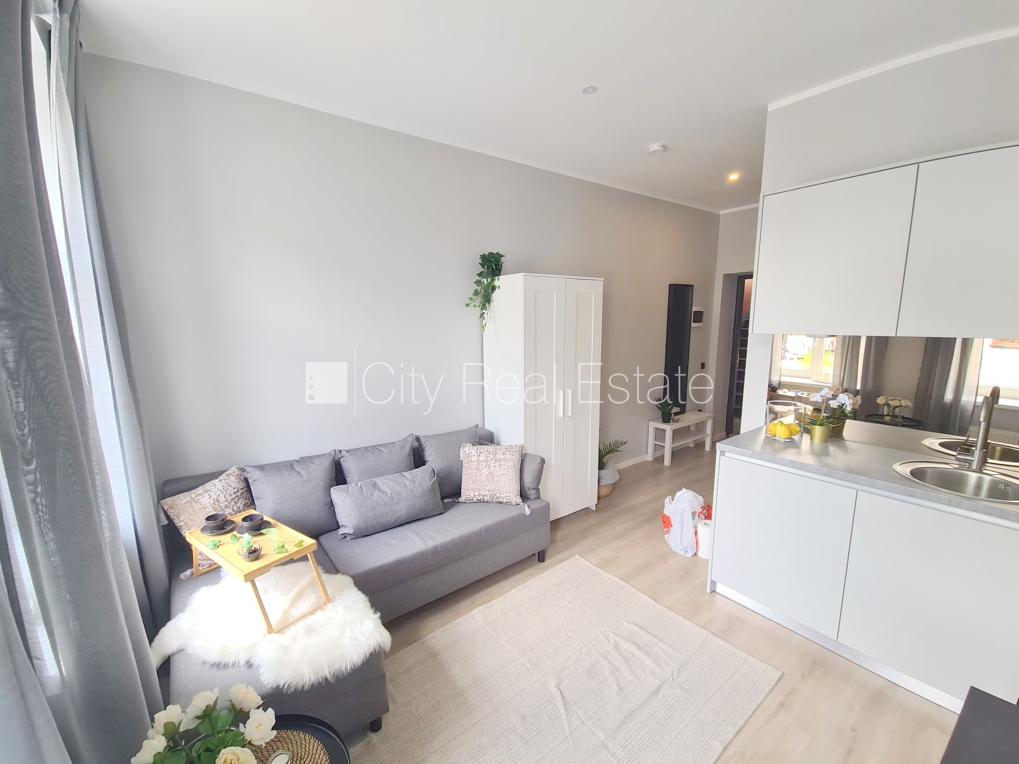 Sludinājumi. Pagalma ēka, fasādes māja, ieeja no ielas, kāpņu telpa pēc kapitālā remonta, logi vērsti uz ielas Cena: 320 EUR/mēn Foto #6