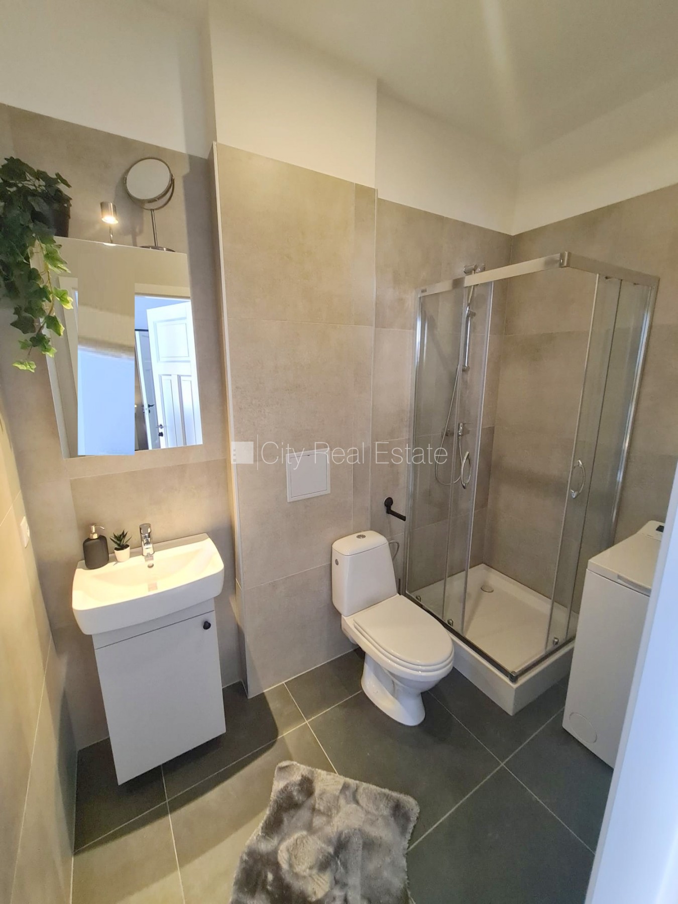 Sludinājumi. Fasādes māja, renovēta māja, ieeja no ielas, kāpņu telpa pēc kapitālā remonta, logi vērsti uz Cena: 320 EUR/mēn Foto #12