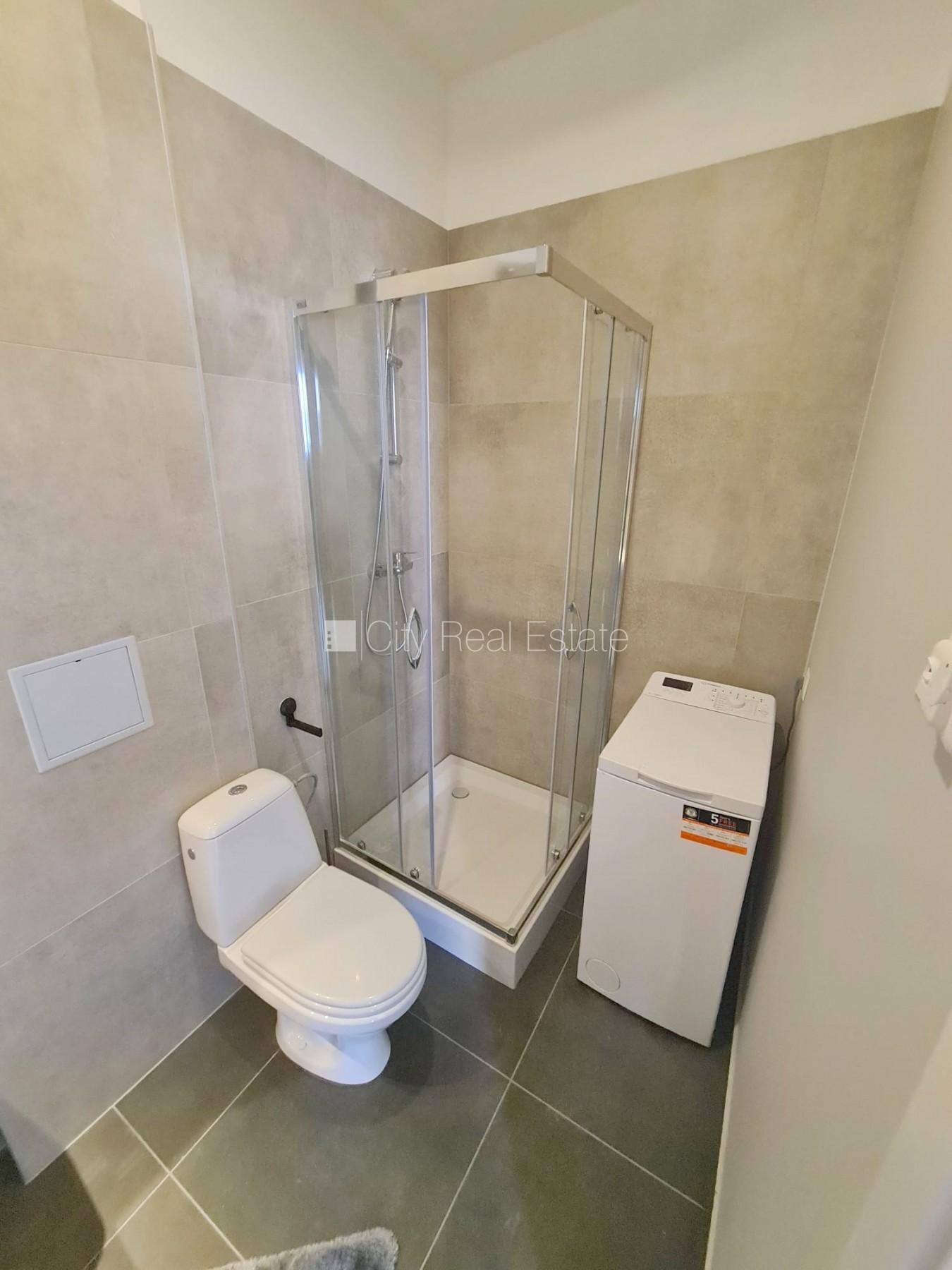 Sludinājumi. Fasādes māja, renovēta māja, ieeja no ielas, kāpņu telpa pēc kapitālā remonta, logi vērsti uz Cena: 320 EUR/mēn Foto #14