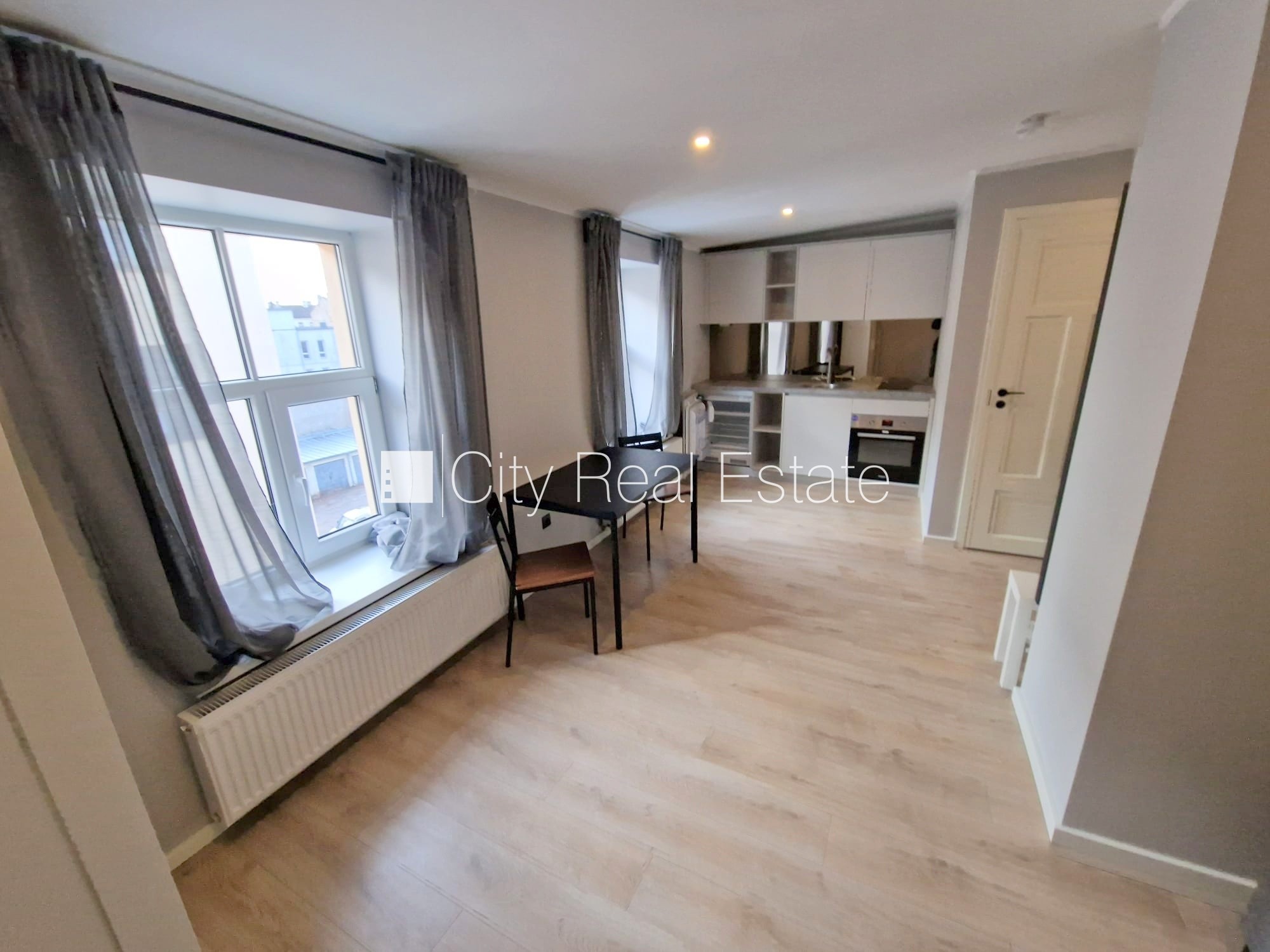 Sludinājumi. Fasādes māja, renovēta māja, ieeja no ielas, kāpņu telpa pēc kapitālā remonta, logi vērsti uz Cena: 320 EUR/mēn Foto #2