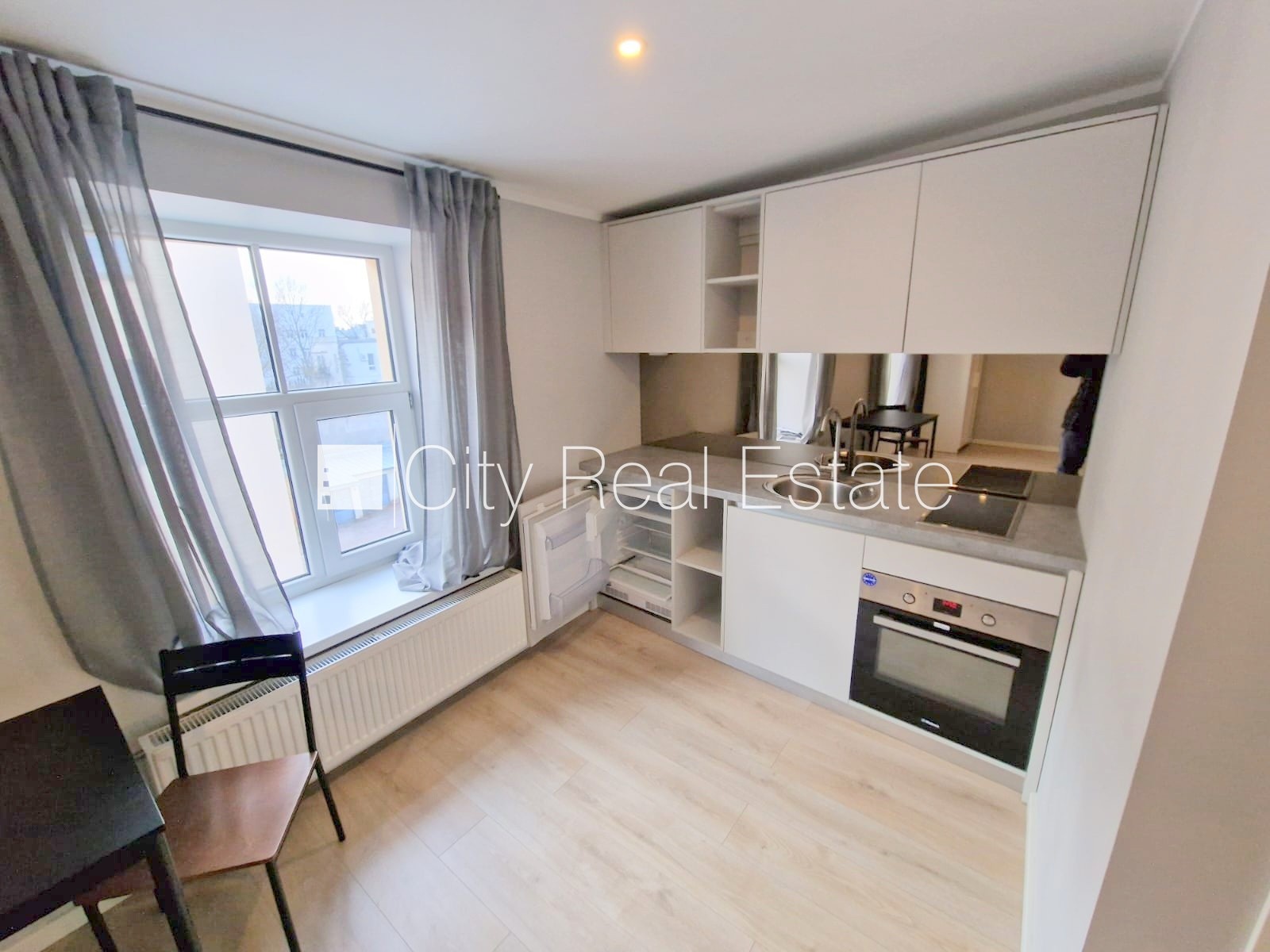 Sludinājumi. Fasādes māja, renovēta māja, ieeja no ielas, kāpņu telpa pēc kapitālā remonta, logi vērsti uz Cena: 320 EUR/mēn Foto #5