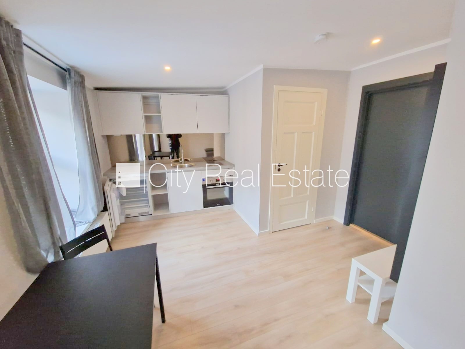 Sludinājumi. Fasādes māja, renovēta māja, ieeja no ielas, kāpņu telpa pēc kapitālā remonta, logi vērsti uz Cena: 320 EUR/mēn Foto #3