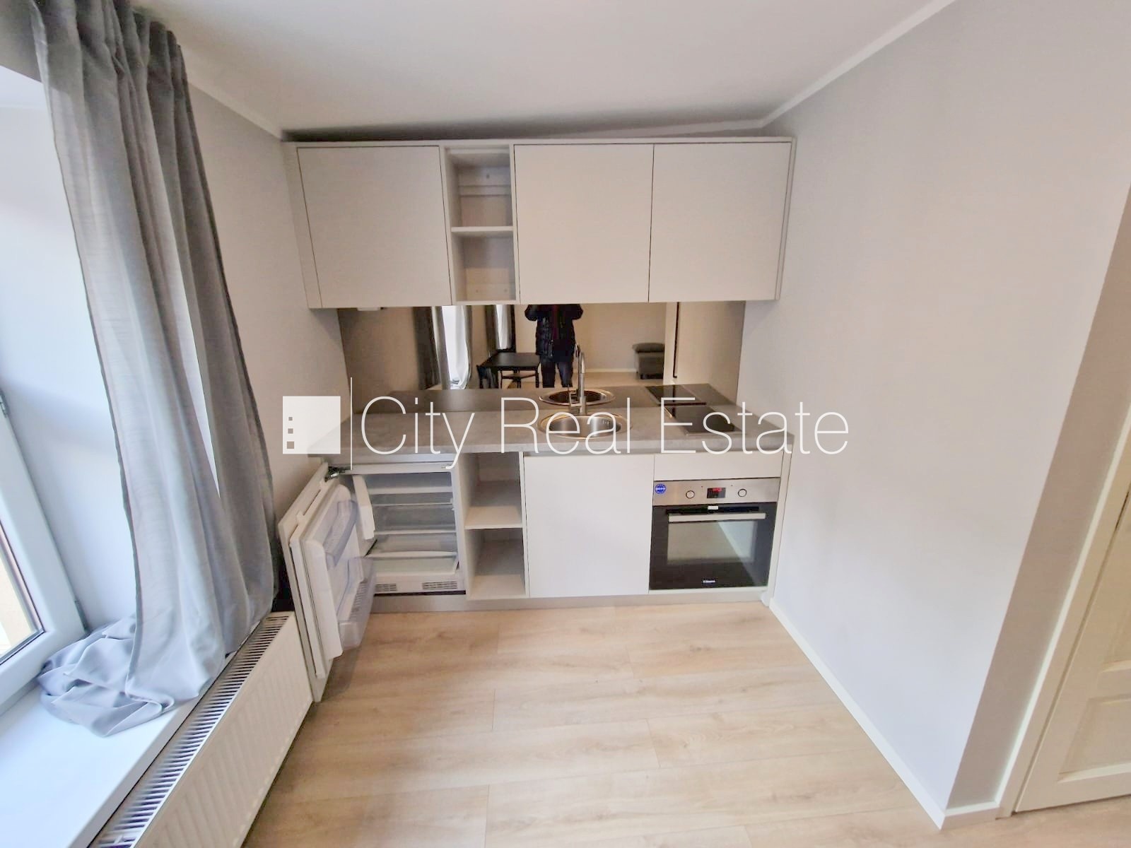 Sludinājumi. Fasādes māja, renovēta māja, ieeja no ielas, kāpņu telpa pēc kapitālā remonta, logi vērsti uz Cena: 320 EUR/mēn Foto #4