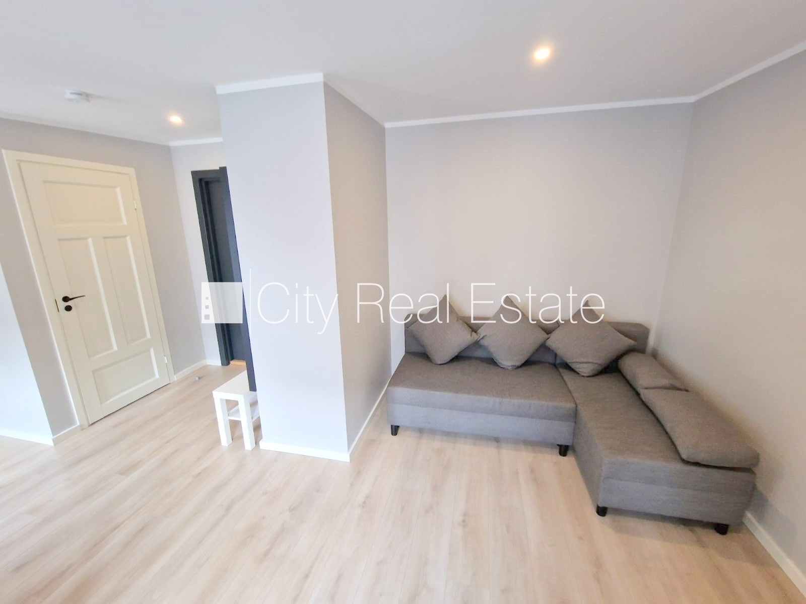 Sludinājumi. Fasādes māja, renovēta māja, ieeja no ielas, kāpņu telpa pēc kapitālā remonta, logi vērsti uz Cena: 320 EUR/mēn Foto #8