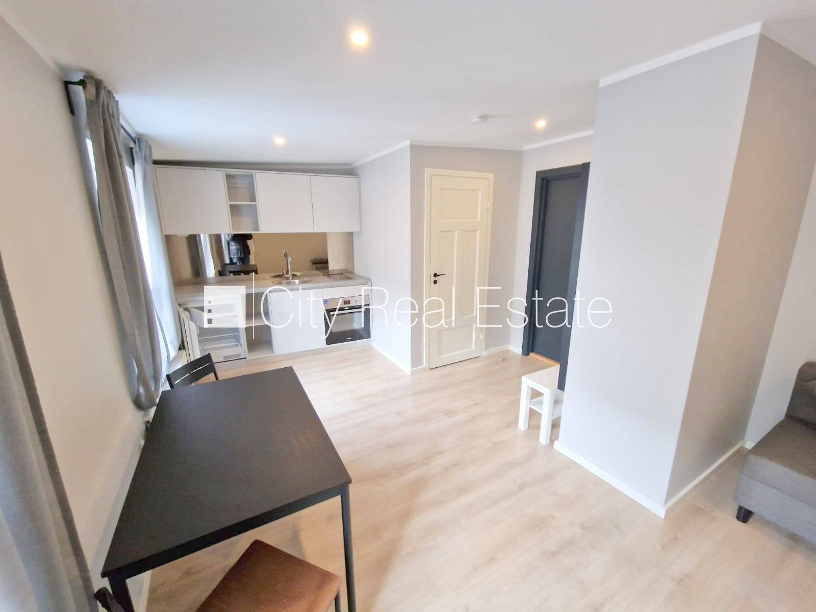 Sludinājumi. Fasādes māja, renovēta māja, ieeja no ielas, kāpņu telpa pēc kapitālā remonta, logi vērsti uz Cena: 320 EUR/mēn Foto #1