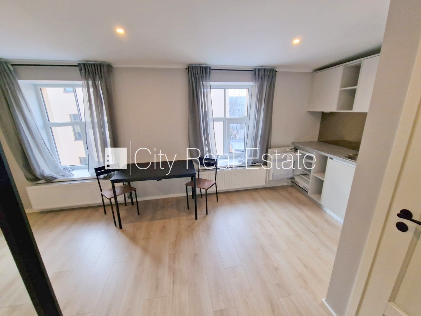 Sludinājumi. Fasādes māja, renovēta māja, ieeja no ielas, kāpņu telpa pēc kapitālā remonta, logi vērsti uz Cena: 320 EUR/mēn Foto #7