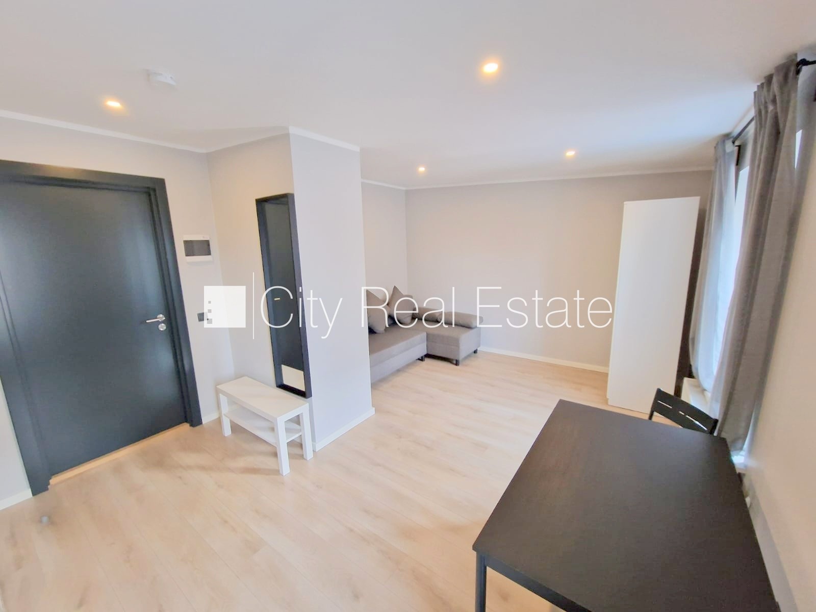 Sludinājumi. Fasādes māja, renovēta māja, ieeja no ielas, kāpņu telpa pēc kapitālā remonta, logi vērsti uz Cena: 320 EUR/mēn Foto #9