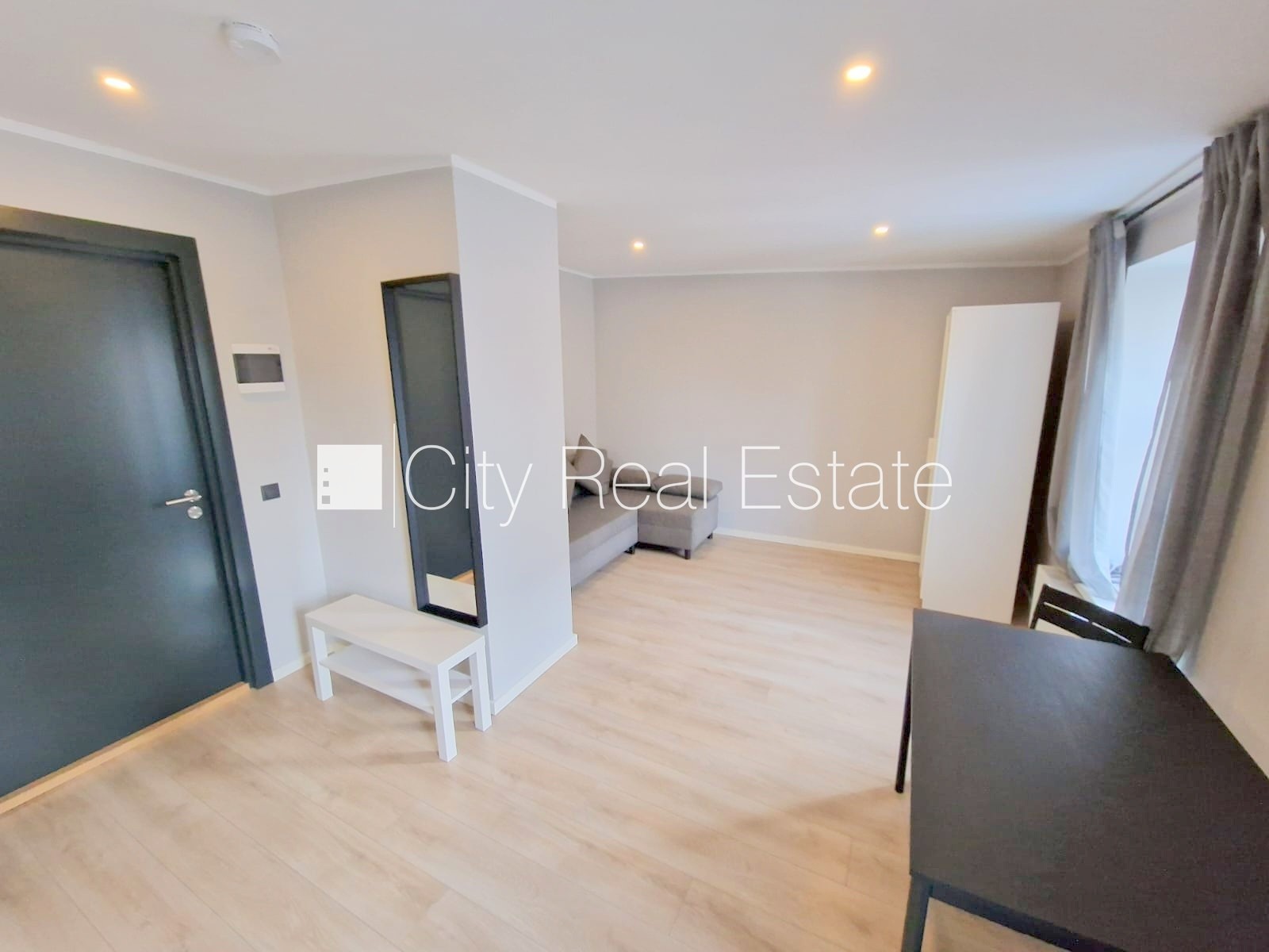 Sludinājumi. Fasādes māja, renovēta māja, ieeja no ielas, kāpņu telpa pēc kapitālā remonta, logi vērsti uz Cena: 320 EUR/mēn Foto #10