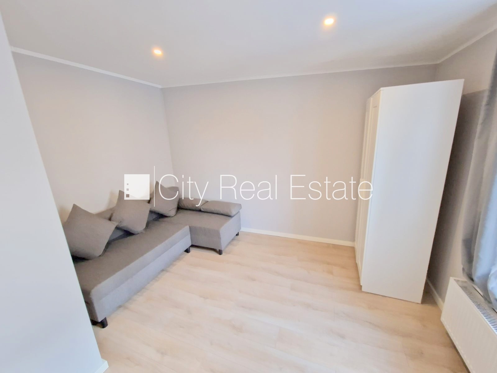 Sludinājumi. Fasādes māja, renovēta māja, ieeja no ielas, kāpņu telpa pēc kapitālā remonta, logi vērsti uz Cena: 320 EUR/mēn Foto #11