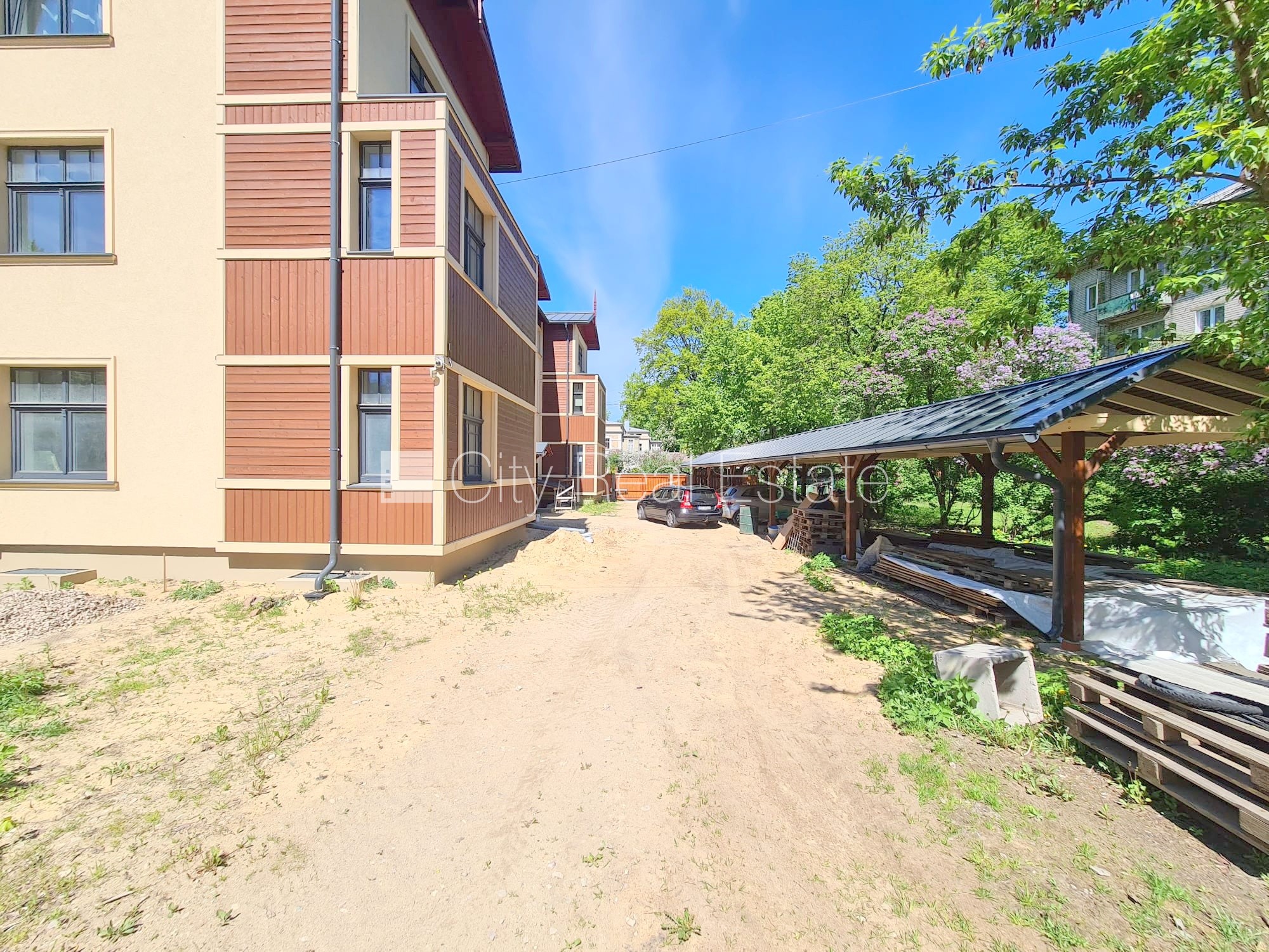 Sludinājumi. Jaunceltne, fasādes māja, labiekārtots apzaļumots pagalms, slēgts pagalms, iespēja nomāt Cena: 550 EUR/mēn Foto #17