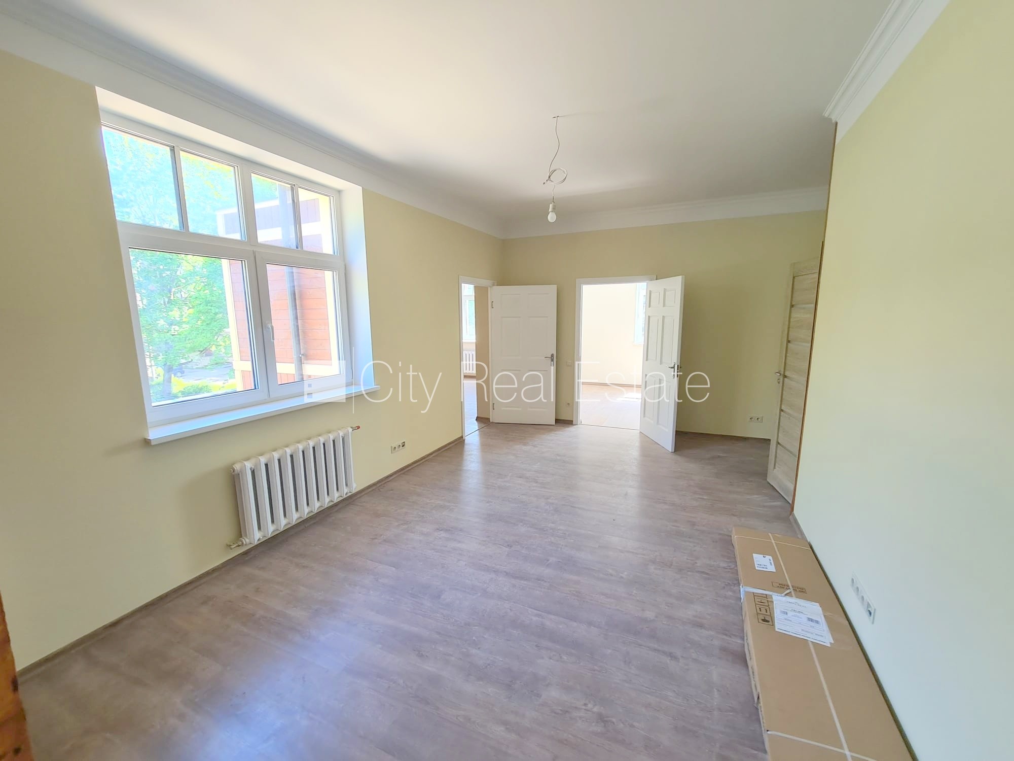 Sludinājumi. Jaunceltne, fasādes māja, labiekārtots apzaļumots pagalms, slēgts pagalms, iespēja nomāt Cena: 550 EUR/mēn Foto #1