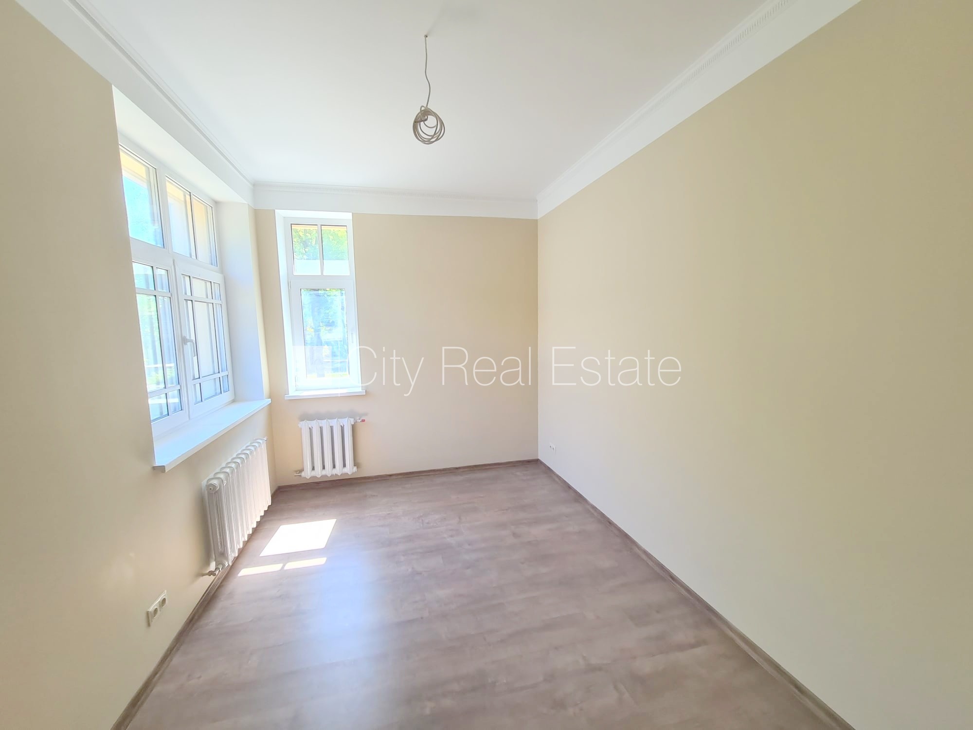 Sludinājumi. Jaunceltne, fasādes māja, labiekārtots apzaļumots pagalms, slēgts pagalms, iespēja nomāt Cena: 550 EUR/mēn Foto #5