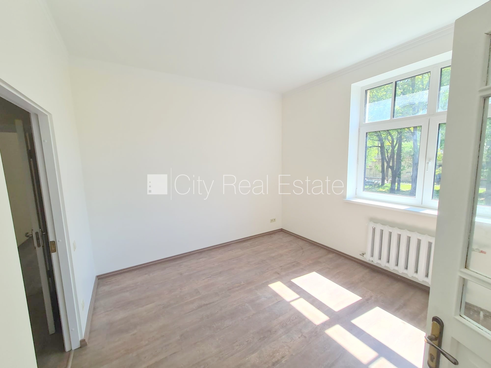 Sludinājumi. Jaunceltne, fasādes māja, labiekārtots apzaļumots pagalms, slēgts pagalms, iespēja nomāt Cena: 550 EUR/mēn Foto #9