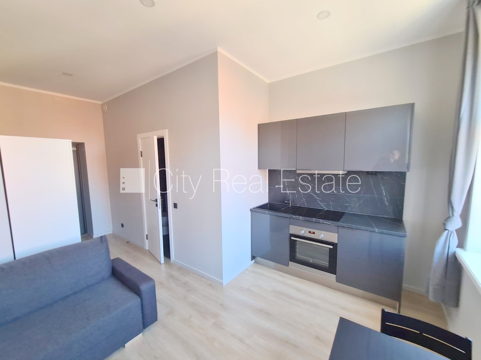 Объявление. Фасадный дом, реновированный дом, вход с улицы и со двора, лифт, лестничная клетка после Цена: 360 EUR/мес. Foto #4