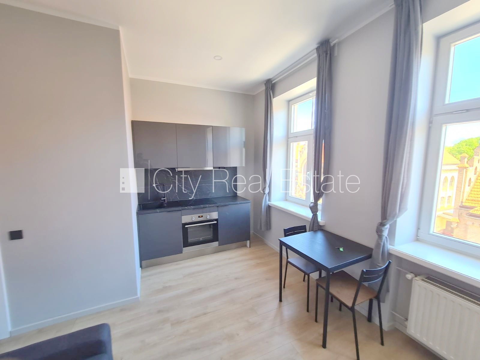 Объявление. Фасадный дом, реновированный дом, вход с улицы и со двора, лифт, лестничная клетка после Цена: 360 EUR/мес. Foto #2