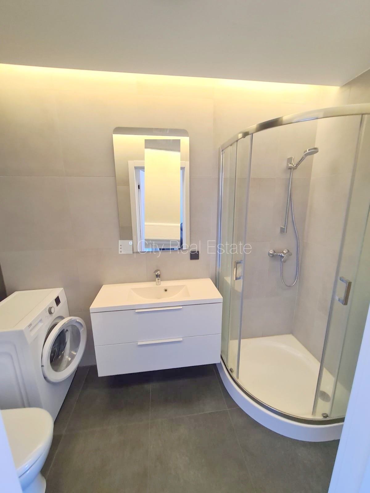 Объявление. Фасадный дом, реновированный дом, вход с улицы и со двора, лифт, лестничная клетка после Цена: 360 EUR/мес. Foto #10