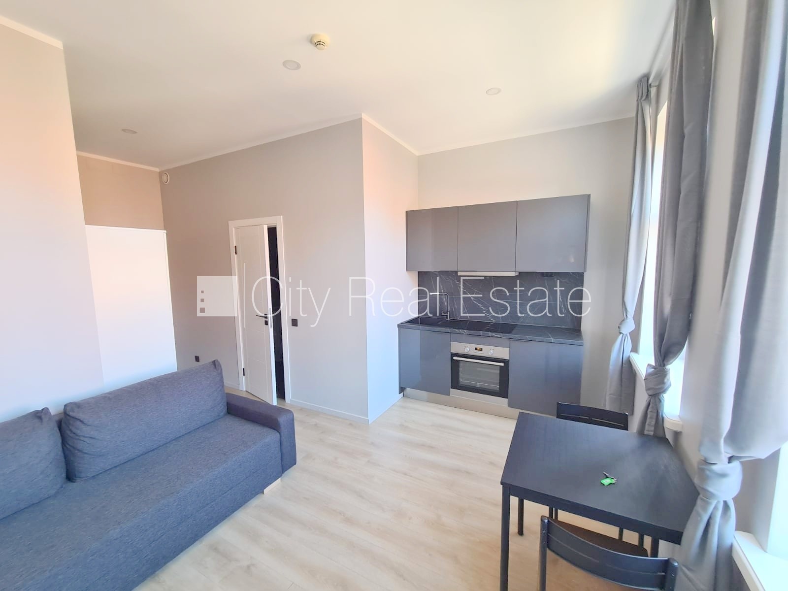 Объявление. Фасадный дом, реновированный дом, вход с улицы и со двора, лифт, лестничная клетка после Цена: 360 EUR/мес. Foto #1