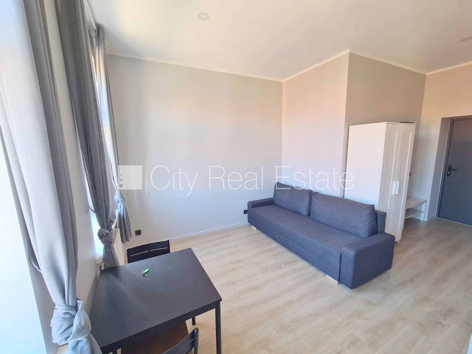 Объявление. Фасадный дом, реновированный дом, вход с улицы и со двора, лифт, лестничная клетка после Цена: 360 EUR/мес. Foto #11