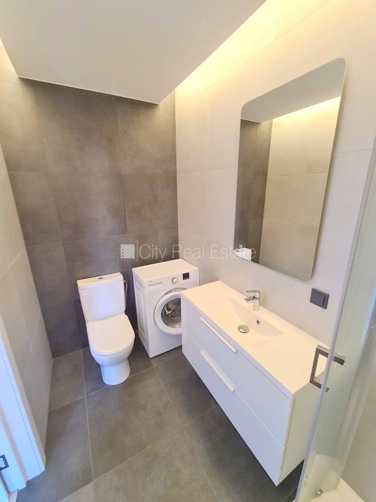 Объявление. Фасадный дом, реновированный дом, вход с улицы и со двора, лифт, лестничная клетка после Цена: 360 EUR/мес. Foto #13