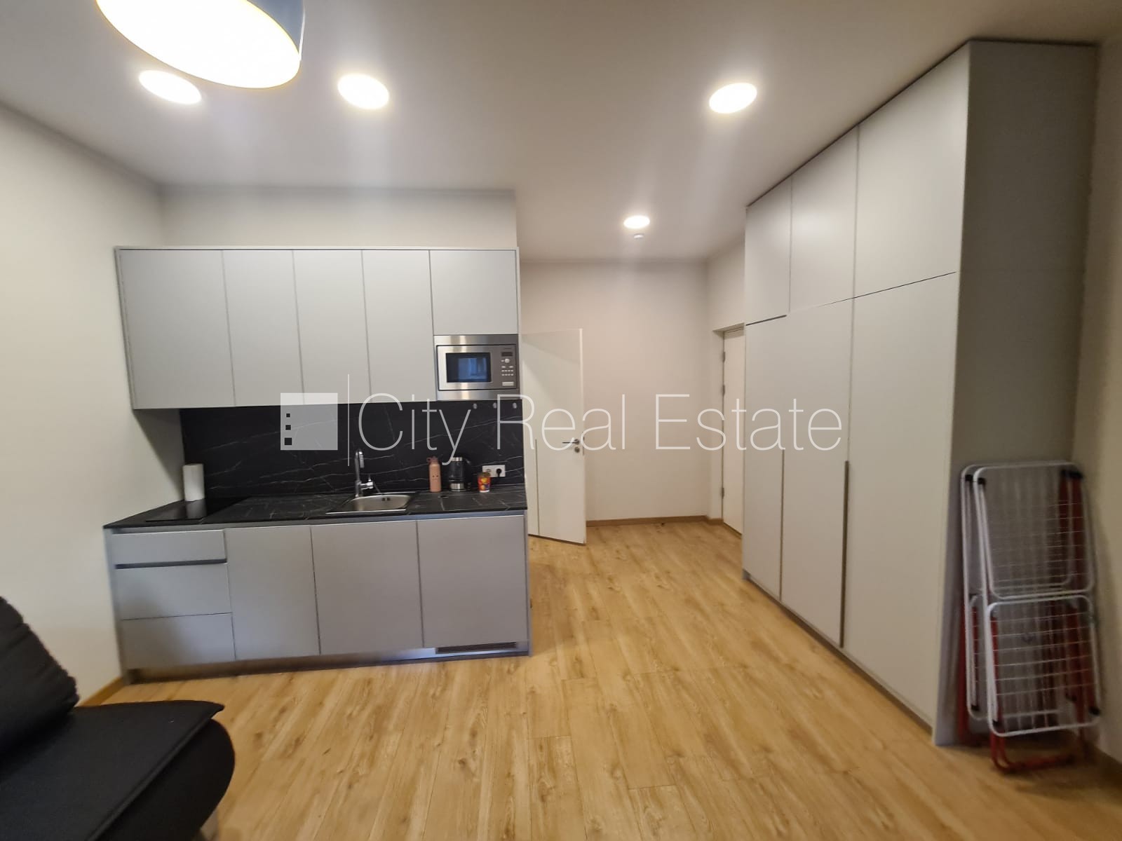 Sludinājumi. Pagalma ēka, renovēta māja, slēgts pagalms, ieeja no pagalma, ir lifts, kāpņu telpa pēc kapitālā Cena: 360 EUR/mēn Foto #12