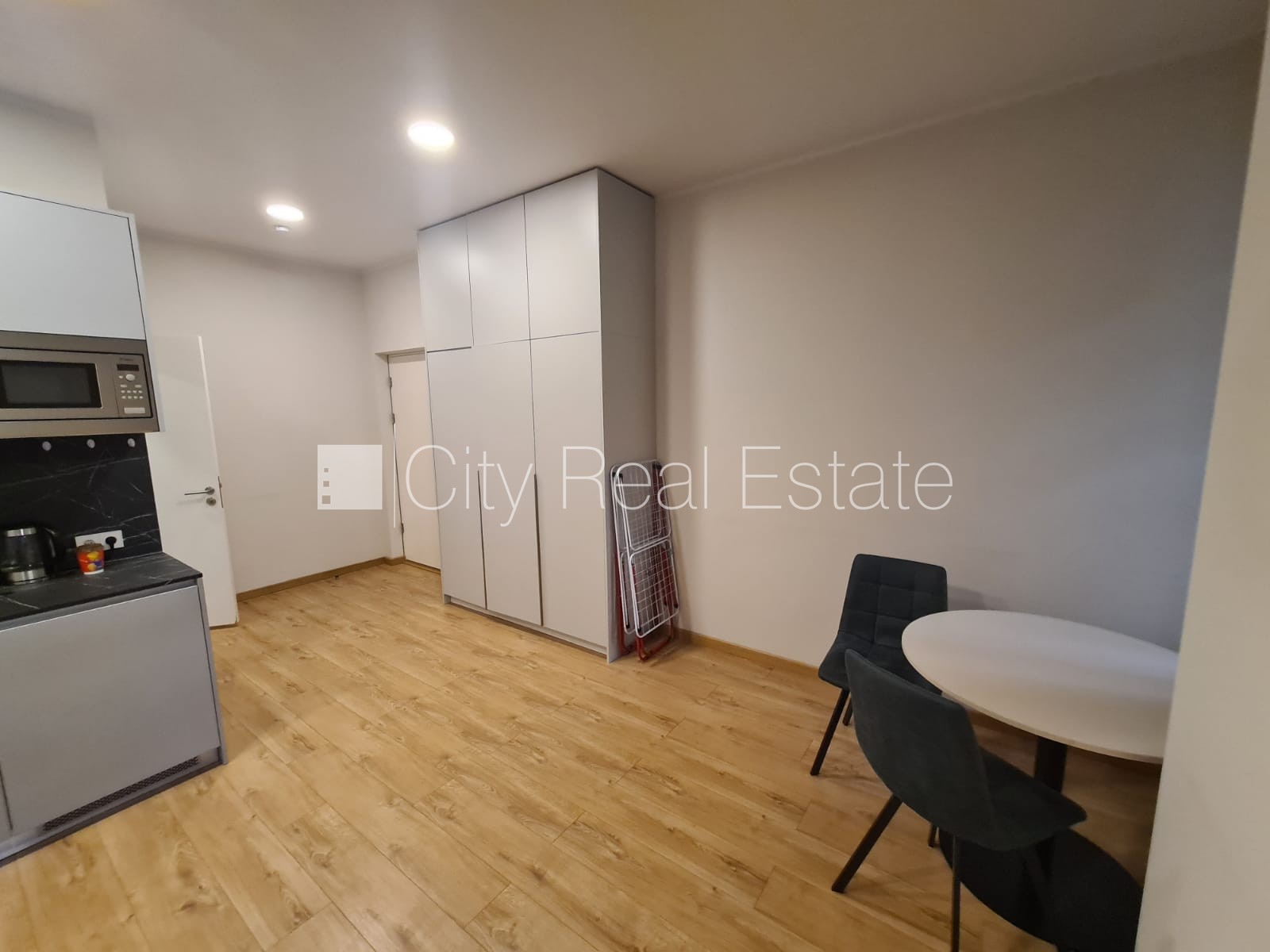 Sludinājumi. Pagalma ēka, renovēta māja, slēgts pagalms, ieeja no pagalma, ir lifts, kāpņu telpa pēc kapitālā Cena: 360 EUR/mēn Foto #17