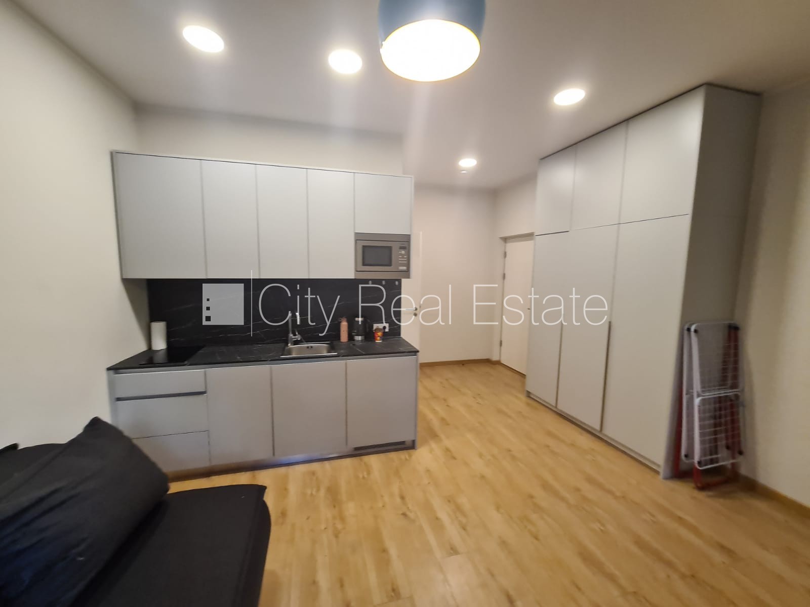 Sludinājumi. Pagalma ēka, renovēta māja, slēgts pagalms, ieeja no pagalma, ir lifts, kāpņu telpa pēc kapitālā Cena: 360 EUR/mēn Foto #16