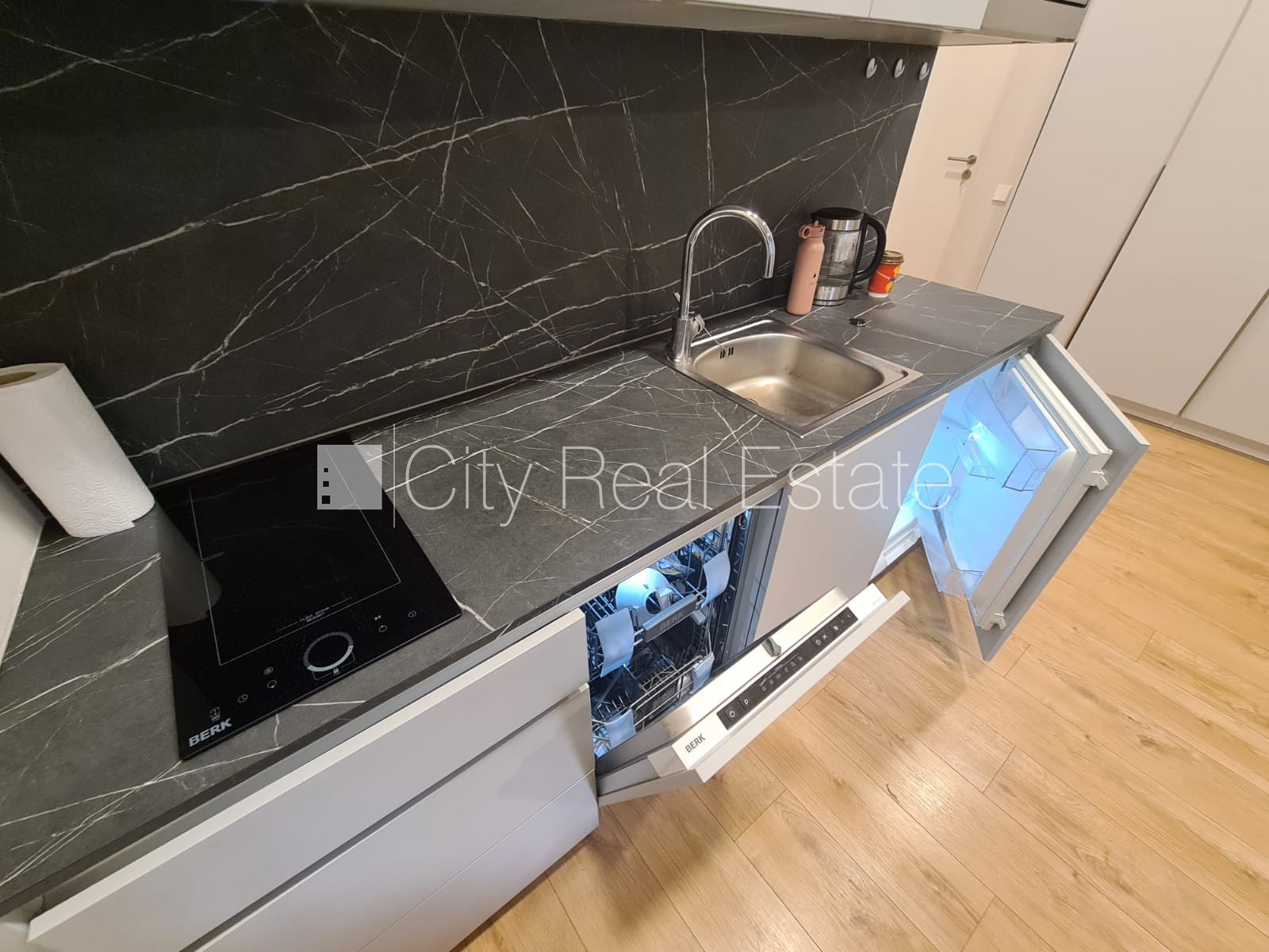 Sludinājumi. Pagalma ēka, renovēta māja, slēgts pagalms, ieeja no pagalma, ir lifts, kāpņu telpa pēc kapitālā Cena: 360 EUR/mēn Foto #13