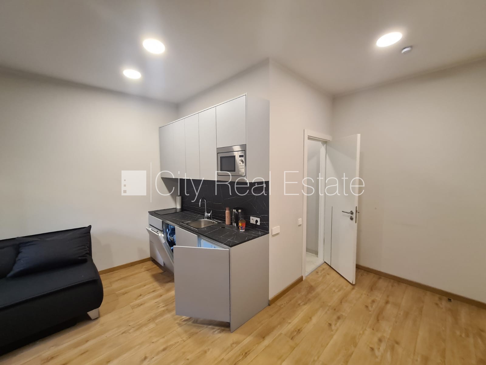 Sludinājumi. Pagalma ēka, renovēta māja, slēgts pagalms, ieeja no pagalma, ir lifts, kāpņu telpa pēc kapitālā Cena: 360 EUR/mēn Foto #4