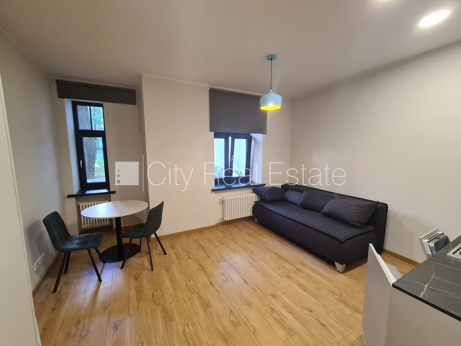 Sludinājumi. Pagalma ēka, renovēta māja, slēgts pagalms, ieeja no pagalma, ir lifts, kāpņu telpa pēc kapitālā Cena: 360 EUR/mēn Foto #1