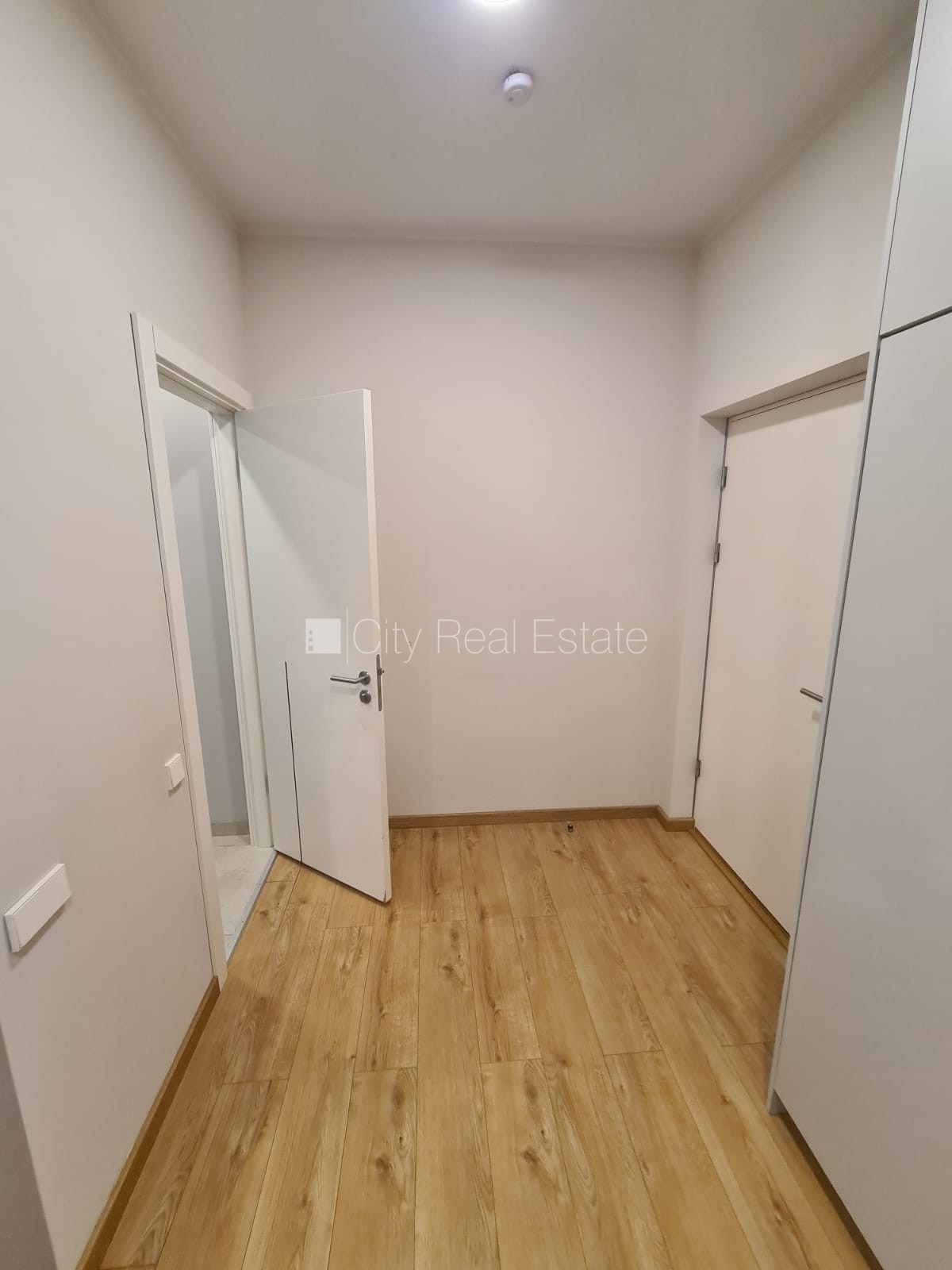 Sludinājumi. Pagalma ēka, renovēta māja, slēgts pagalms, ieeja no pagalma, ir lifts, kāpņu telpa pēc kapitālā Cena: 360 EUR/mēn Foto #20