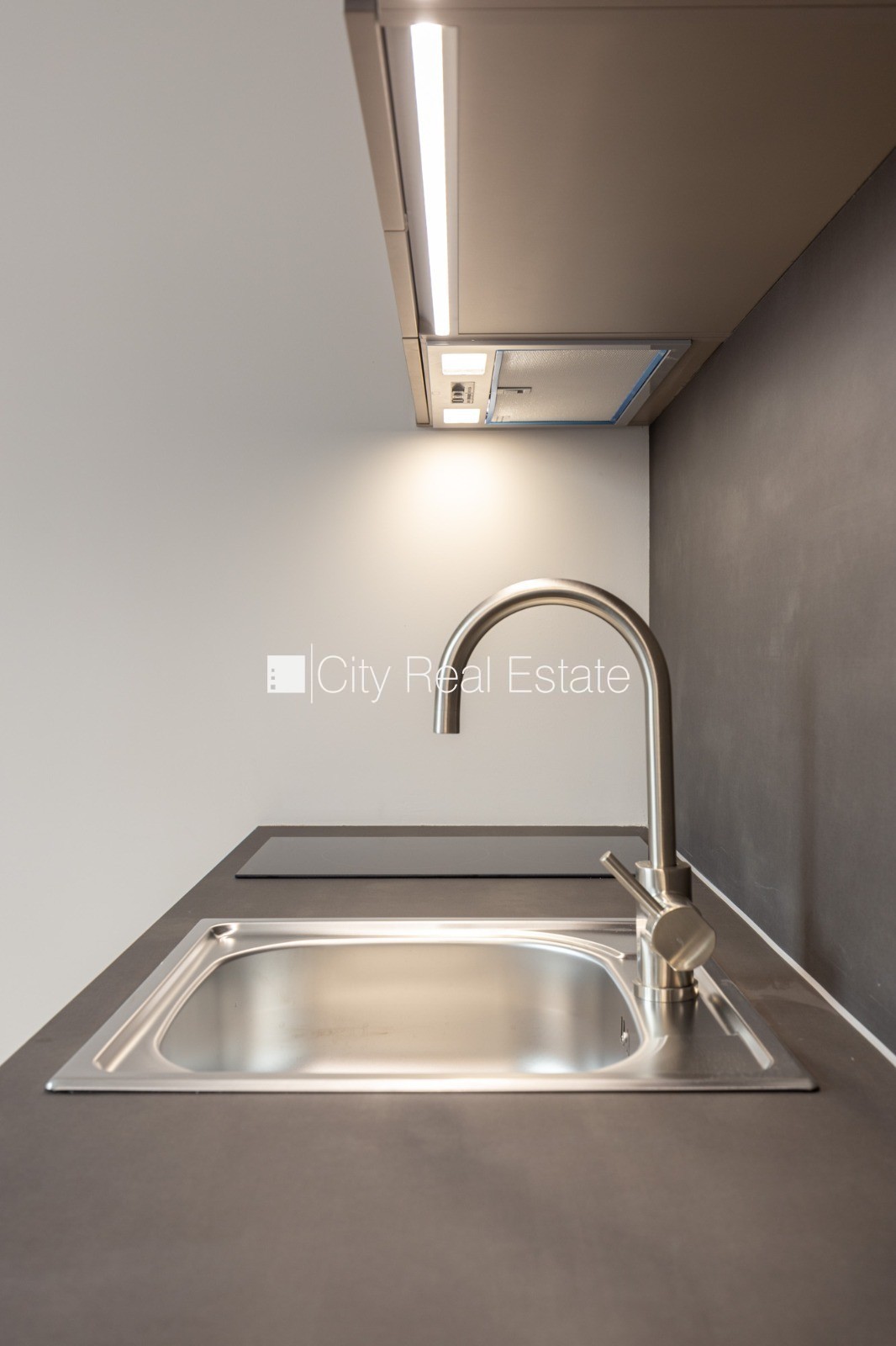 Sludinājumi. Pagalma ēka, renovēta māja, slēgts pagalms, ieeja no pagalma, ir lifts, kāpņu telpa pēc kapitālā Cena: 360 EUR/mēn Foto #14