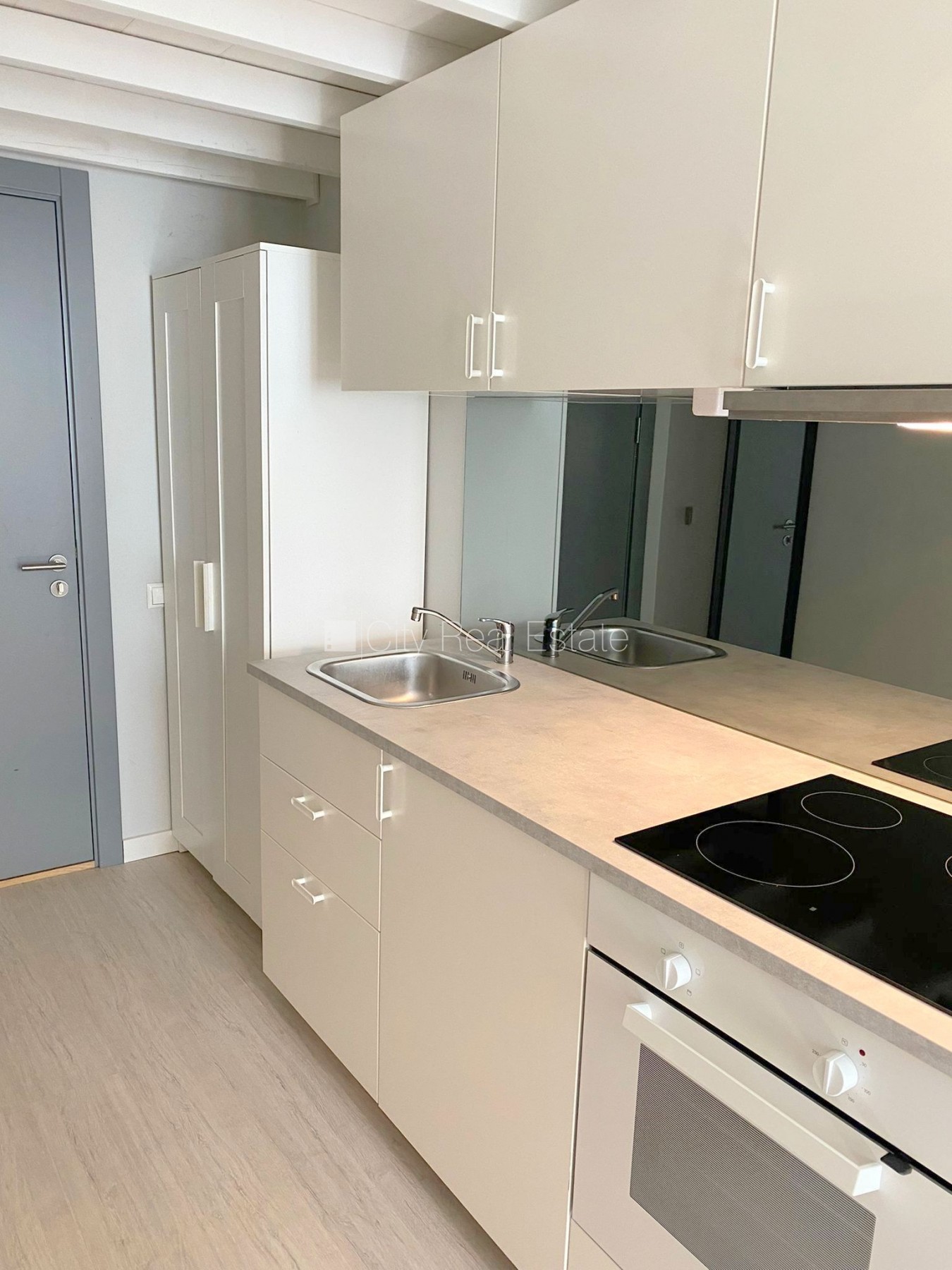 Sludinājumi. Fasādes māja, renovēta māja, slēgts pagalms, ieeja no ielas, kāpņu telpa pēc kapitālā remonta, logi Cena: 320 EUR/mēn Foto #7