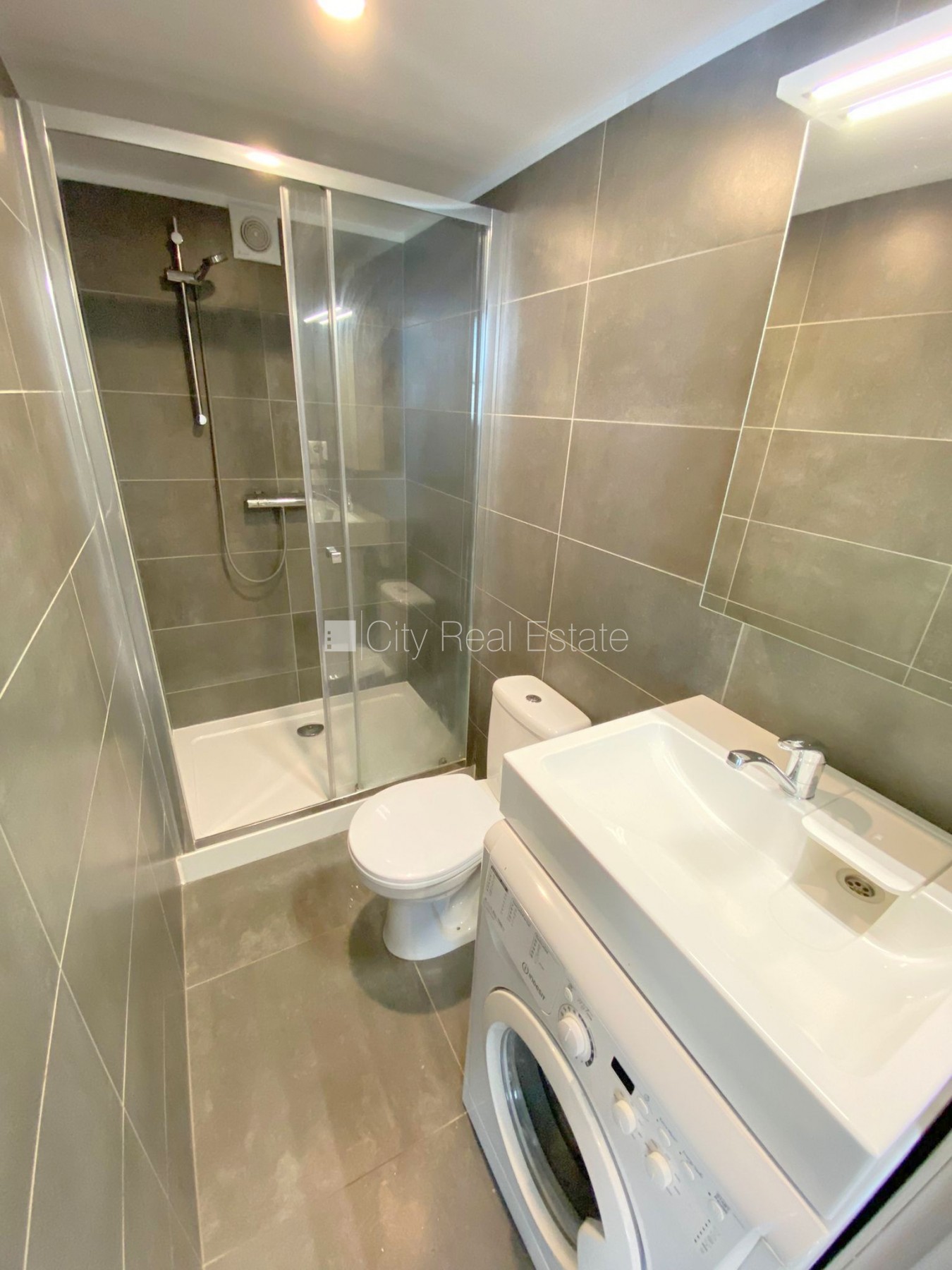 Sludinājumi. Fasādes māja, renovēta māja, slēgts pagalms, ieeja no ielas, kāpņu telpa pēc kapitālā remonta, logi Cena: 320 EUR/mēn Foto #8