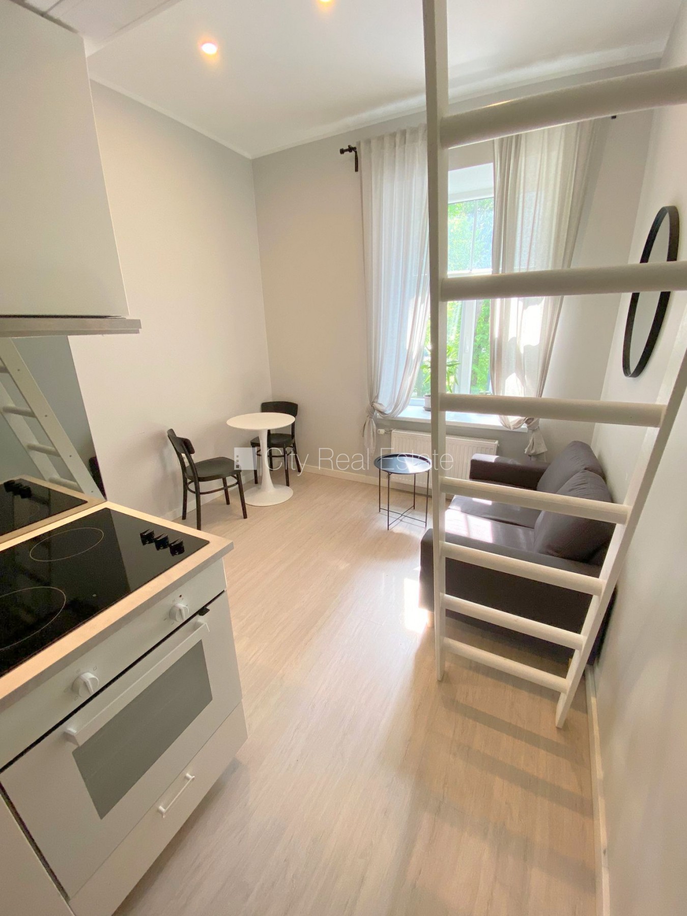 Sludinājumi. Fasādes māja, renovēta māja, slēgts pagalms, ieeja no ielas, kāpņu telpa pēc kapitālā remonta, logi Cena: 320 EUR/mēn Foto #3