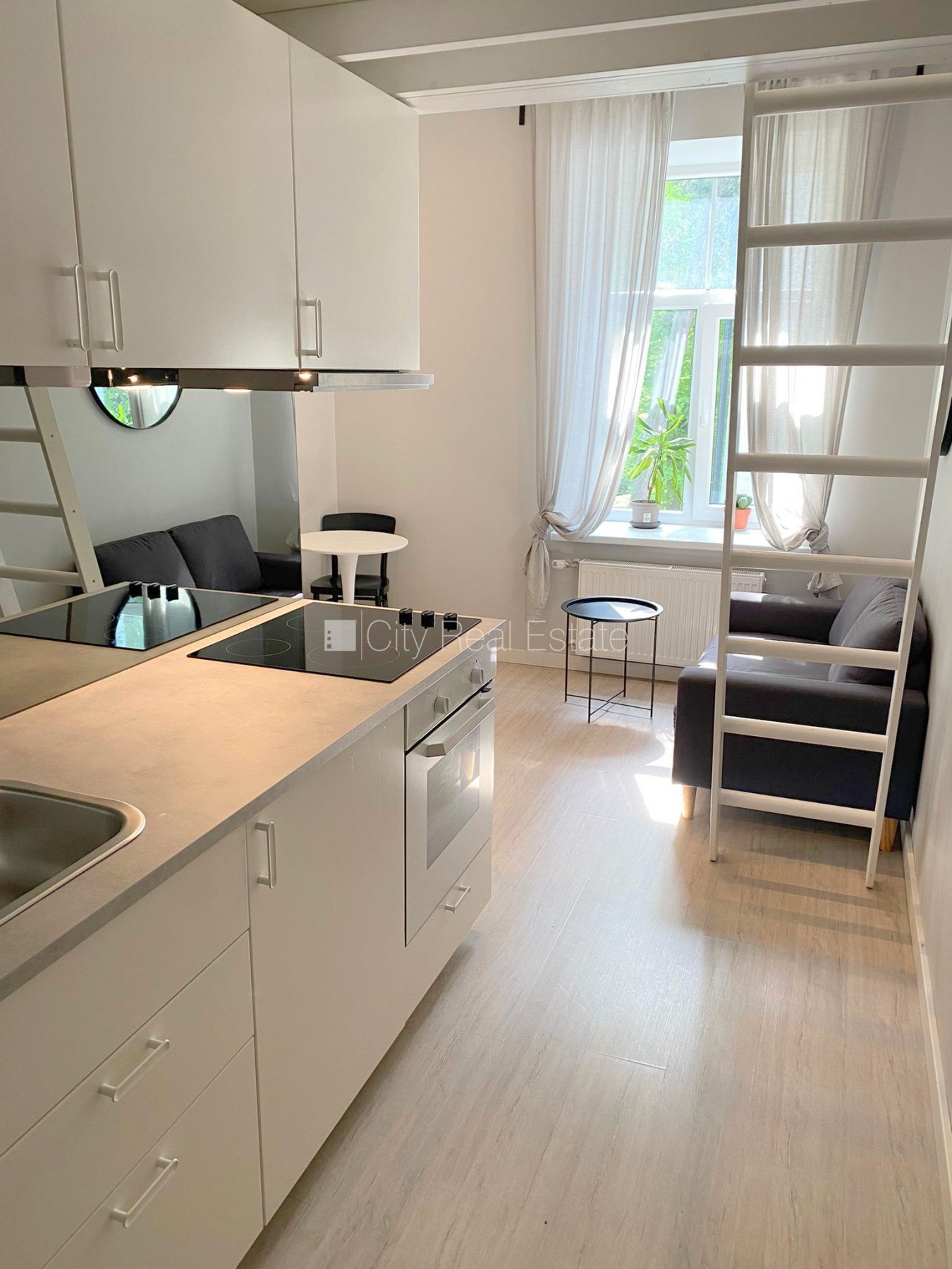 Sludinājumi. Fasādes māja, renovēta māja, slēgts pagalms, ieeja no ielas, kāpņu telpa pēc kapitālā remonta, logi Cena: 320 EUR/mēn Foto #2